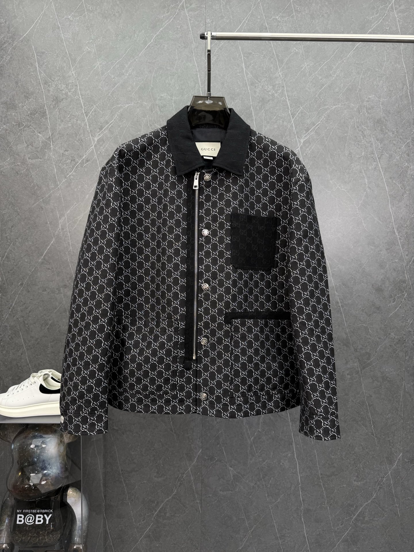 NO:547111,GUC*I ancient autumn and winter new men's jacket, simple style fashionable lapel jacket, customer-supplied imported custom jacquard fabric, sag and luster are definitely breathable, simple and elegant casual design, more youthful and energetic, the turning work is neat and flat, all hardware accessories are customer-supplied top-grade accessories, it is obvious that high-end fabrics are all made of woven fabrics, there is no good product from regular manufacturers, without any picky places, such a jacket is often worn, and it is very practical. Black color Size M-3XL, maximum wearable. 696, gucci, jackets & coats, jackets & coats, alexander wang19860909GUC*I古*年秋冬新款男士夹克外套,简约风格时尚翻领夹克,客供进口定制提花面料,垂度和光泽绝对是提气,简约大方休闲设计,更显青春活力,车工走线整齐平整,所有五金附料都是客供顶级配件,一看就是高档的面料这种面料都是定织的,外面根本就没有 正规大厂途径出来的好货,无任何有挑剔的地方,这样的一件外套属于常备常穿的,实用性很强.颜色黑色 尺码M-3XL,最大可穿到斤.696,,gucci,jackets & coats,jackets & coats,alexander wang,Men's clothing