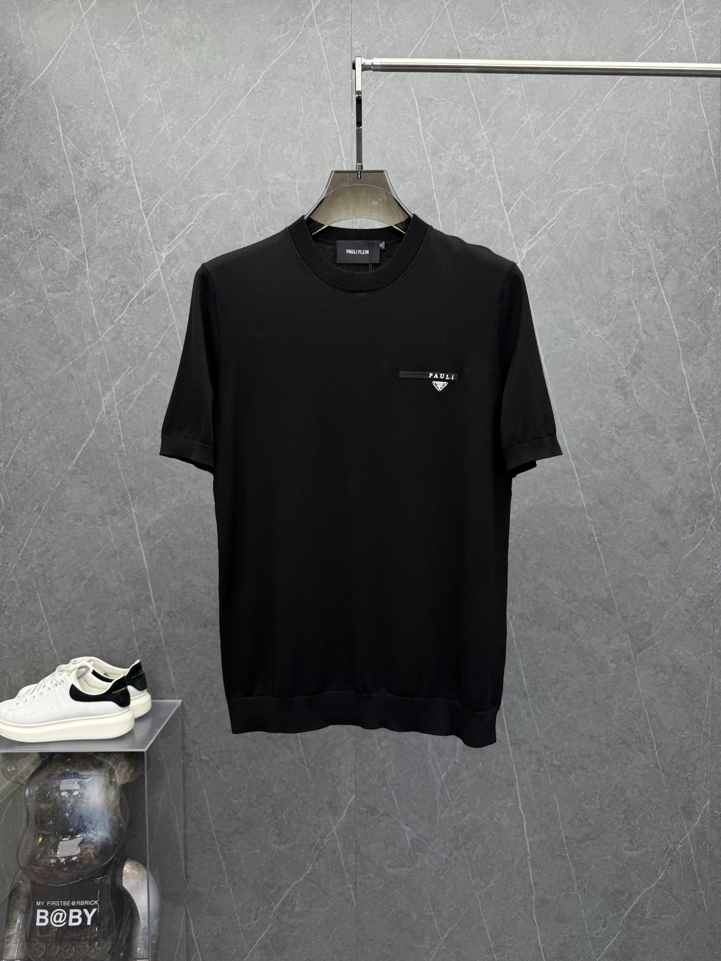 NO:527464,PRA*A Pu*Da New Men's Short-sleeved T-shirt for Fall and Winter. Hong Kong foreign products, heavy and high-quality ready-to-wear. Selected brand customized fabrics, containing 10 wool, mercerized process, delicate feel, soft and soft. Brand LOGO design is loved by everyone for its unique visual sense. First-class fitting tailoring and simple and neat style, which matches men's practical dressing habits. It is a must-have item for single wear in autumn and winter. Color black Size M-3XL, up to 190 catties.,,prada,T-shirt,tees,t-shirt,alexander wang19860909PRA*A普*达年秋冬新款打底男士短袖T恤.香港洋行货,重磅高品质成衣水准.精选品牌定制面料,内含10绵羊毛,经丝光工艺处理,手感细腻,软糯入骨.品牌LOGO设计,以其独特的视觉感,深受大家的喜爱.一流的合身剪裁,简单利落的风格,吻合了男性实用的穿衣习惯,秋冬打底单穿必收的一款单品.颜色黑色 尺码M-3XL,最大可穿到190斤.,,prada,T-shirt,tees，t-shirt,alexander wang,Men's clothing