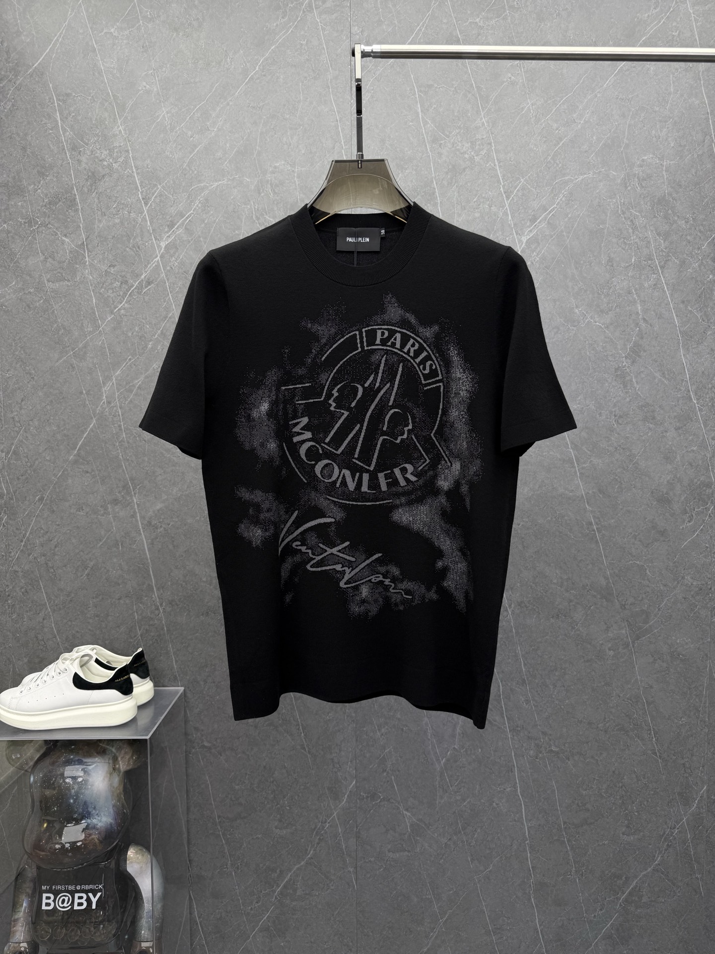 NO:527466,Moncl*rMong*'s new men's knitted round neck short-sleeved T-shirt in autumn and winter. Hong Kong foreign products, heavy and high-quality ready-to-wear. Selected brand customized fabrics, containing mulberry silk, mercerized process, delicate feel, soft and soft. The brand LOGO design is loved by everyone for its unique visual sense. The first-class fitting tailoring and simple and neat style matches men's practical dressing habits. It is a must-have item for single wear in autumn and winter. The color is as shown in the picture. Size M-3XL, up to 190 catties., T-shirt,tees, t-shirt,alexander wang19860909Moncl*r蒙*年秋冬新款打底男士针织圆领短袖T恤.香港洋行货,重磅高品质成衣水准.精选品牌定制面料,内含桑蚕丝,经丝光工艺处理,手感细腻,软糯入骨.品牌LOGO设计,以其独特的视觉感,深受大家的喜爱.一流的合身剪裁,简单利落的风格,吻合了男性实用的穿衣习惯,秋冬打底单穿必收的一款单品.颜色如图 尺码M-3XL,最大可穿到190斤.,,T-shirt,tees，t-shirt,alexander wang,Men's clothing