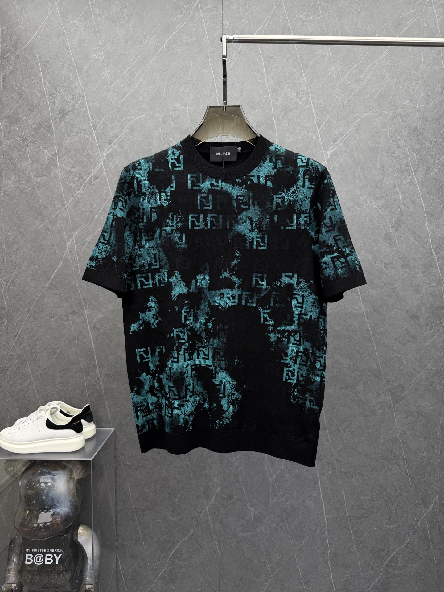 NO:527468,Fen*i*'s new bottoming men's knitted short-sleeved T-shirt for autumn and winter. Hong Kong foreign products, heavy and high-quality ready-to-wear. Selected brand customized fabrics, soft and comfortable, mercerized, delicate and soft and glutinous. The brand LOGO design is loved by everyone for its unique visual sense. The first-class fitting tailoring and simple and neat style matches men's practical dressing habits. It is a must-have item for autumn and winter basement. The color is as shown in the picture. Size M-3XL, up to 190 catties., fendi, T-shirt, tees, t-shirt, alexander wang19860909Fen*i芬*年秋冬新款打底男士针织短袖T恤.香港洋行货,重磅高品质成衣水准.精选品牌定制面料,柔软舒适,经丝光工艺处理,手感细腻,软糯入骨.品牌LOGO设计,以其独特的视觉感,深受大家的喜爱.一流的合身剪裁,简单利落的风格,吻合了男性实用的穿衣习惯,秋冬打底单穿必收的一款单品.颜色如图 尺码M-3XL,最大可穿到190斤.,,fendi,T-shirt,tees，t-shirt,alexander wang,Men's clothing