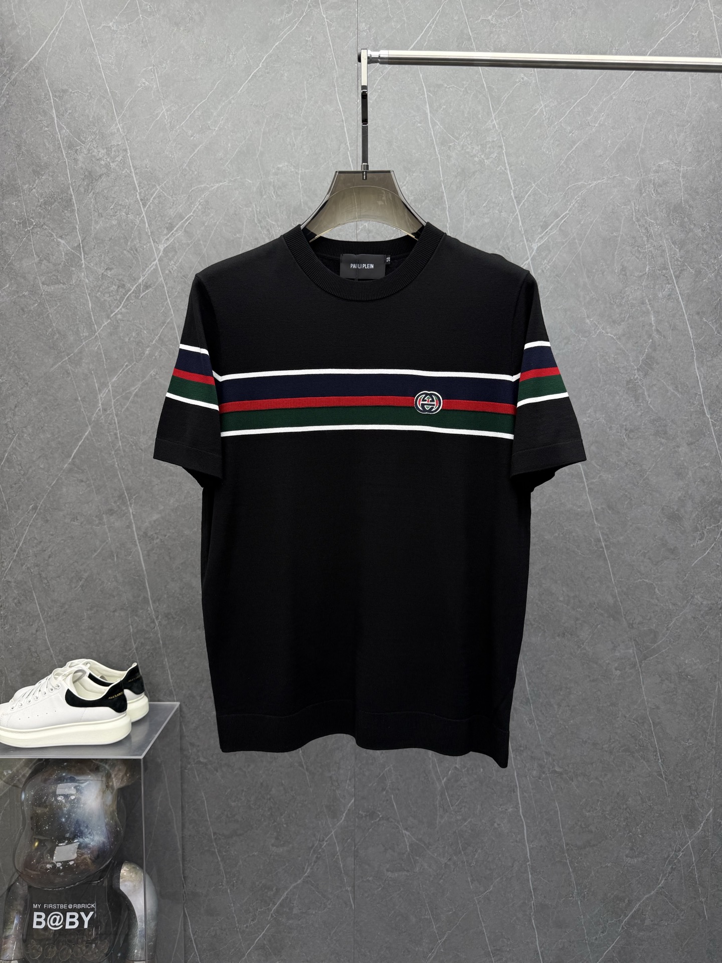 NO:527470,Guc*i New style of men's knitted round neck short-sleeved T-shirt for autumn and winter. Hong Kong foreign products, heavy and high-quality ready-to-wear. Selected brand customized fabrics, containing mulberry silk, mercerized process, delicate feel, soft and soft. The brand LOGO design is loved by everyone for its unique visual sense. The first-class fitting tailoring and simple and neat style matches men's practical dressing habits. It is a must-have item for single wear in autumn and winter. The color is as shown in the picture. Size M-3XL, up to 190 catties, gucci, T-shirt, tees, t-shirt, alexander wang19860909Guc*i古*年秋冬新款打底男士针织圆领短袖T恤.香港洋行货,重磅高品质成衣水准.精选品牌定制面料,内含桑蚕丝,经丝光工艺处理,手感细腻,软糯入骨.品牌LOGO设计,以其独特的视觉感,深受大家的喜爱.一流的合身剪裁,简单利落的风格,吻合了男性实用的穿衣习惯,秋冬打底单穿必收的一款单品.颜色如图 尺码M-3XL,最大可穿到190斤,,gucci,T-shirt,tees，t-shirt,alexander wang,Men's clothing