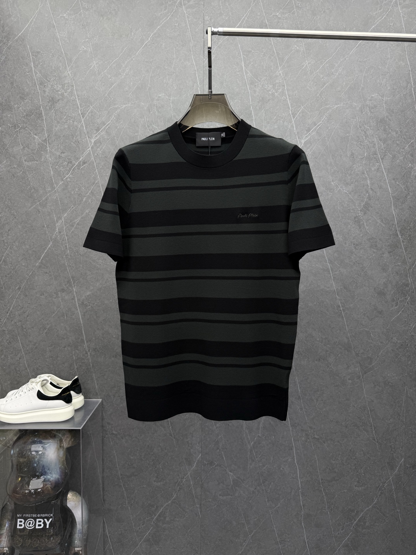 NO:527472,Philipp Ple*n 19th Autumn and Winter New Bottom Men's Knitted Short-Sleeve T-shirt. Hong Kong foreign goods, heavy and high-quality ready-to-wear. Selected brand customized fabrics, soft and comfortable, mercerized, delicate and soft and glutinous. Brand LOGO design is loved by everyone for its unique visual sense. First-class fitting tailoring and simple and neat style fitting men's practical dressing habits. It is a must-have item for single wear in autumn and winter. The color is as shown in the picture. Size M-3XL, up to 190 catties., PHILIPP PLEIN, T-shirt,tees, t-shirt,alexander wang19860909Philipp Ple*n菲利普·年秋冬新款打底男士针织短袖T恤.香港洋行货,重磅高品质成衣水准.精选品牌定制面料,柔软舒适,经丝光工艺处理,手感细腻,软糯入骨.品牌LOGO设计,以其独特的视觉感,深受大家的喜爱.一流的合身剪裁,简单利落的风格,吻合了男性实用的穿衣习惯,秋冬打底单穿必收的一款单品.颜色如图 尺码M-3XL,最大可穿到190斤.,,PHILIPP PLEIN,T-shirt,tees，t-shirt,alexander wang,Men's clothing