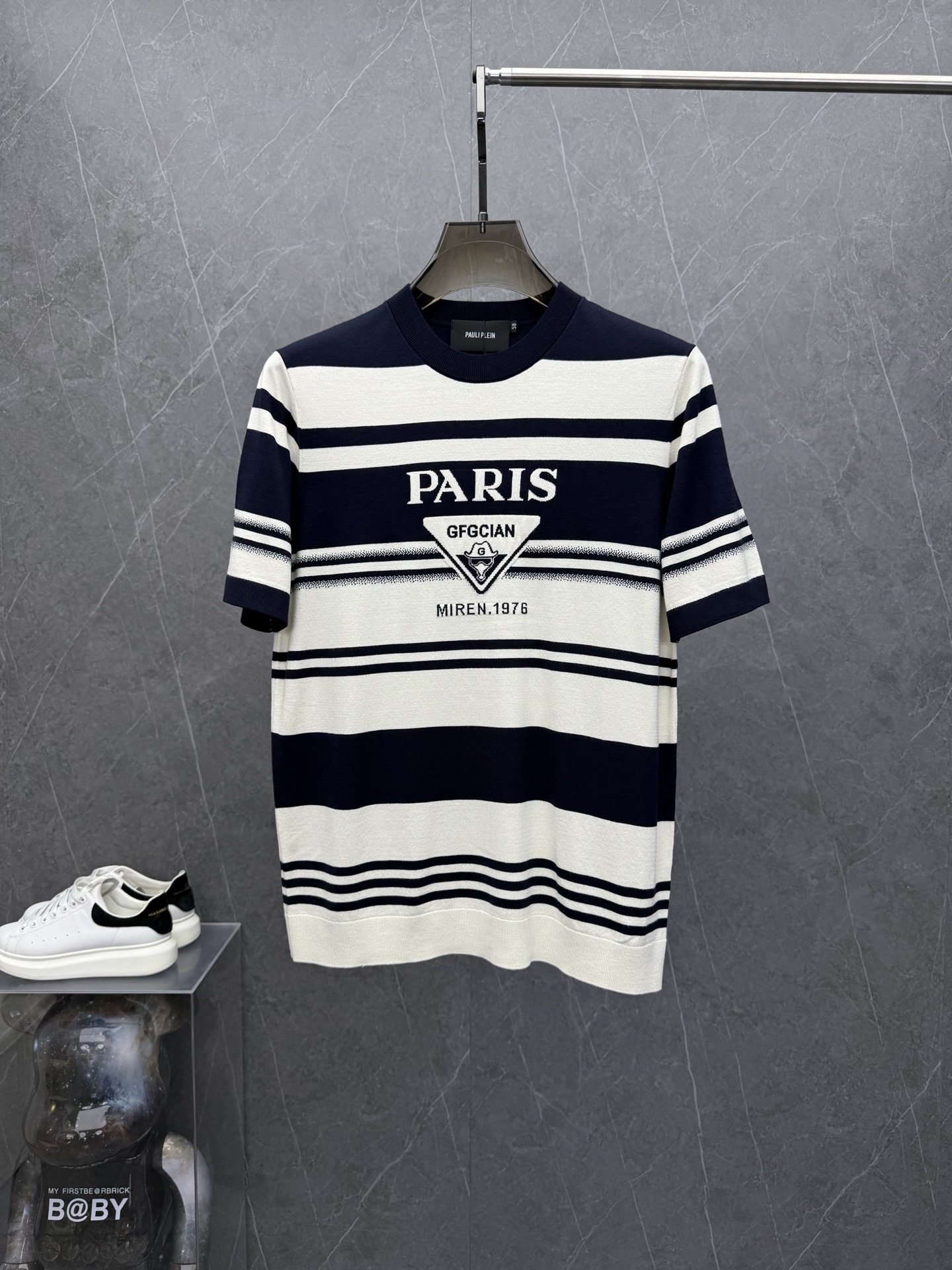 NO:527474,Pra*a New Knitted Short-Sleeve T-shirt for Men in Autumn and Winter. Hong Kong foreign products, heavy and high-quality ready-to-wear. Selected brand customized fabrics, soft and comfortable, mercerized, delicate and soft and glutinous. Brand LOGO design is loved by everyone for its unique visual sense. First-class fitting tailoring and simple and neat style fitting men's practical dressing habits. It is a must-have item for single wear in autumn and winter. Color navy size M-3XL, maximum wearable up to 190 catties, prada, T-shirt, tees, t-shirt, alexander wang19860909Pra*a普*达年秋冬新款打底男士针织短袖T恤.香港洋行货,重磅高品质成衣水准.精选品牌定制面料,柔软舒适,经丝光工艺处理,手感细腻,软糯入骨.品牌LOGO设计,以其独特的视觉感,深受大家的喜爱.一流的合身剪裁,简单利落的风格,吻合了男性实用的穿衣习惯,秋冬打底单穿必收的一款单品.颜色藏青色 尺码M-3XL,最大可穿到190斤,,prada,T-shirt,tees，t-shirt,alexander wang,Men's clothing