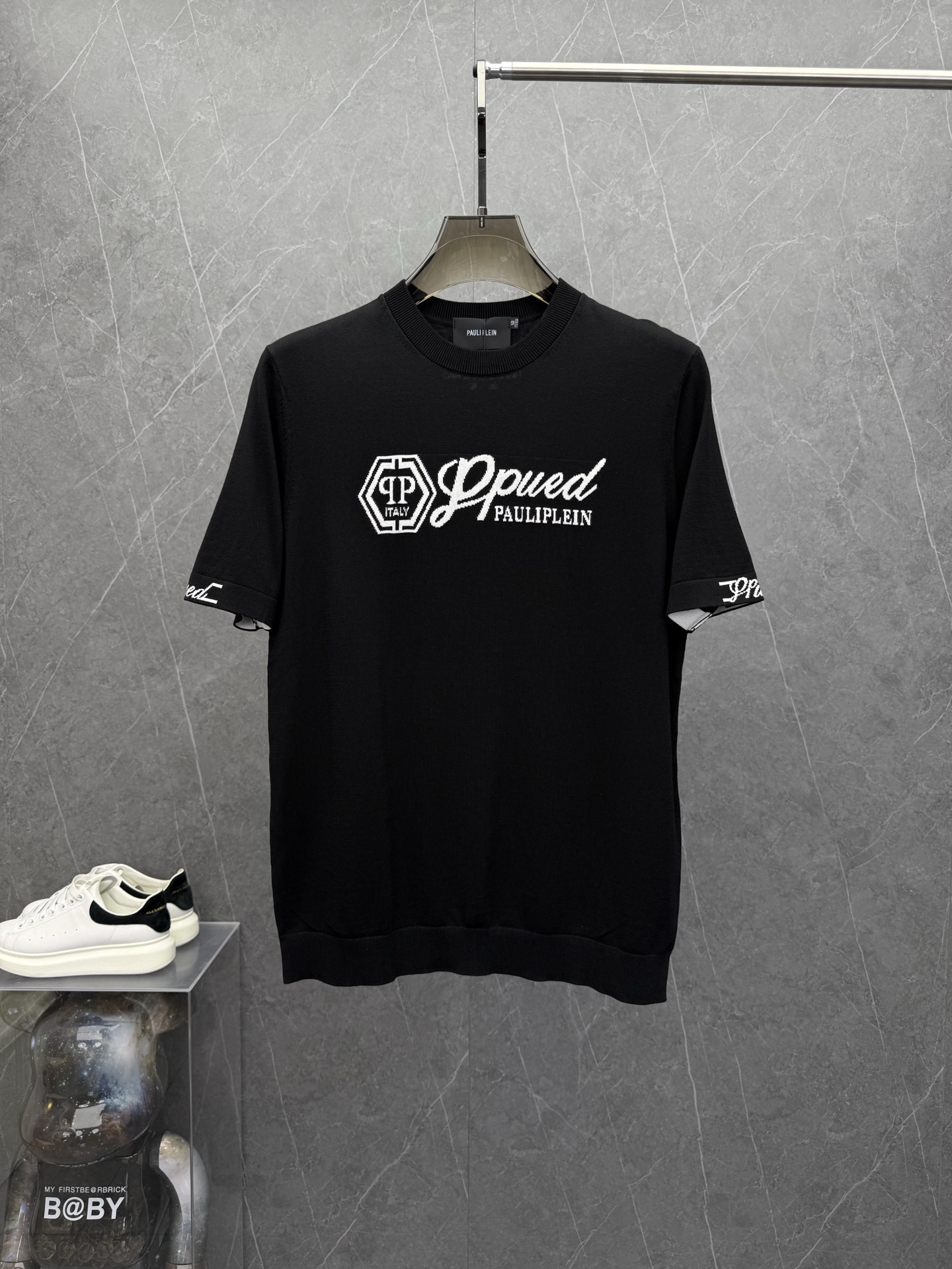 NO:527478,Philipp Ple*n 19th autumn and winter new base men's knitted round neck short-sleeved T-shirt. Hong Kong foreign goods, heavy and high-quality ready-to-wear. Selected brand customized fabrics, soft and comfortable, mercerized, delicate and soft and glutinous. Brand LOGO design is loved by everyone for its unique visual sense. First-class fitting tailoring and simple and neat style fitting men's practical dressing habits. It is a must-have item for single wear in autumn and winter. The color is as shown in the picture. Size M-3XL, up to 190 catties., PHILIPP PLEIN, T-shirt,tees, t-shirt,alexander wang19860909Philipp Ple*n菲利普·年秋冬新款打底男士针织圆领短袖T恤.香港洋行货,重磅高品质成衣水准.精选品牌定制面料,柔软舒适,经丝光工艺处理,手感细腻,软糯入骨.品牌LOGO设计,以其独特的视觉感,深受大家的喜爱.一流的合身剪裁,简单利落的风格,吻合了男性实用的穿衣习惯,秋冬打底单穿必收的一款单品.颜色如图 尺码M-3XL,最大可穿到190斤.,,PHILIPP PLEIN,T-shirt,tees，t-shirt,alexander wang,Men's clothing