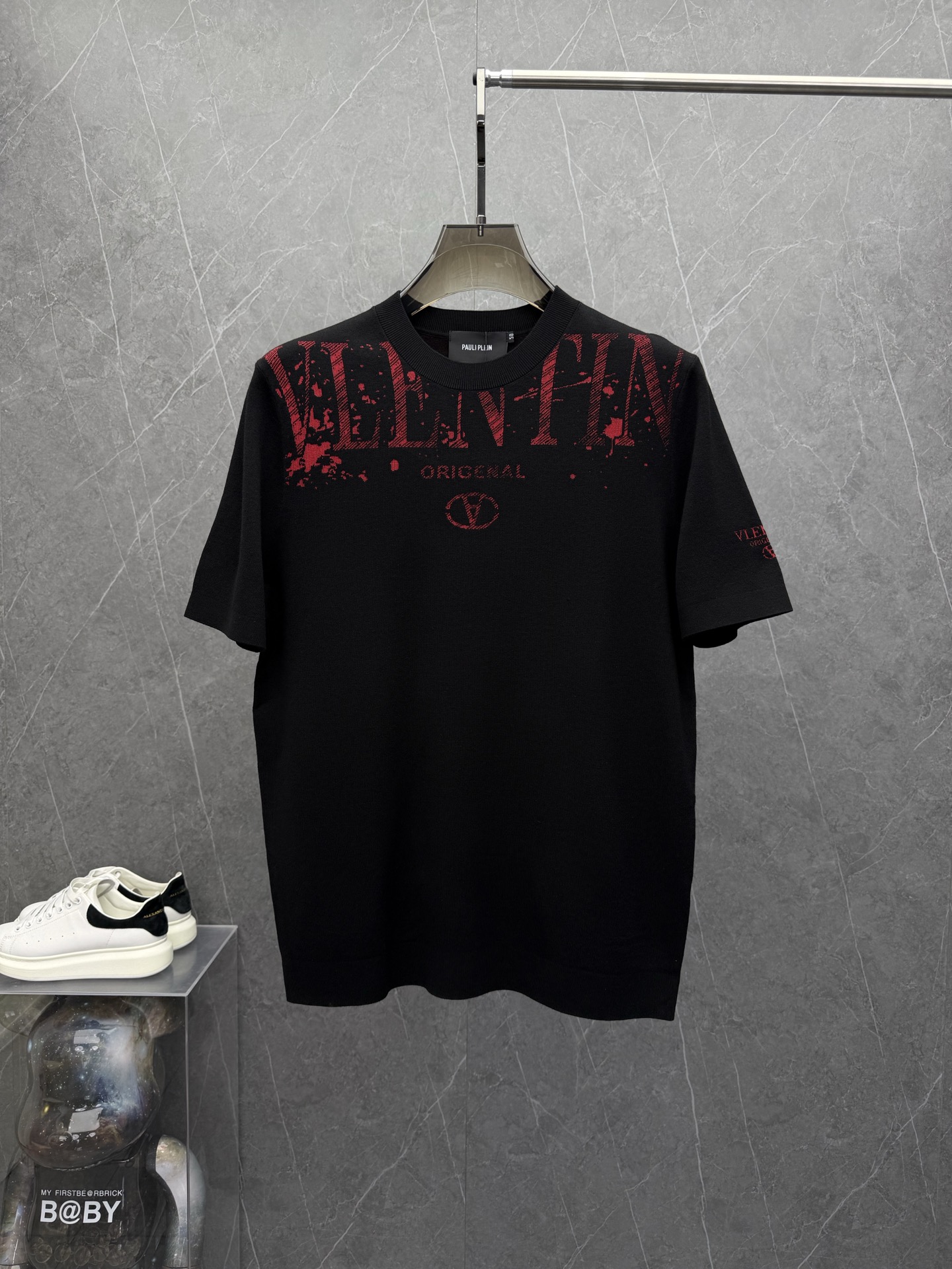 NO:527480,Valenti*o The new basement men's knitted round neck short-sleeved T-shirt in autumn and winter. Hong Kong foreign products, heavy and high-quality ready-to-wear. Selected brand customized fabrics, containing mulberry silk, mercerized process, delicate feel, soft and soft. The brand LOGO design is loved by everyone for its unique visual sense. The first-class fitting tailoring and simple and neat style matches men's practical dressing habits. It is a must-have item for single wear in autumn and winter. The color is as shown in the picture. Size M-3XL, up to 190 catties., valentino, valentino, T-shirt, tees, t-shirt, alexander wang19860909Valenti*o华伦*奴年秋冬新款打底男士针织圆领短袖T恤.香港洋行货,重磅高品质成衣水准.精选品牌定制面料,内含桑蚕丝,经丝光工艺处理,手感细腻,软糯入骨.品牌LOGO设计,以其独特的视觉感,深受大家的喜爱.一流的合身剪裁,简单利落的风格,吻合了男性实用的穿衣习惯,秋冬打底单穿必收的一款单品.颜色如图 尺码M-3XL,最大可穿到190斤.,,valentino,valentino,T-shirt,tees，t-shirt,alexander wang,Men's clothing