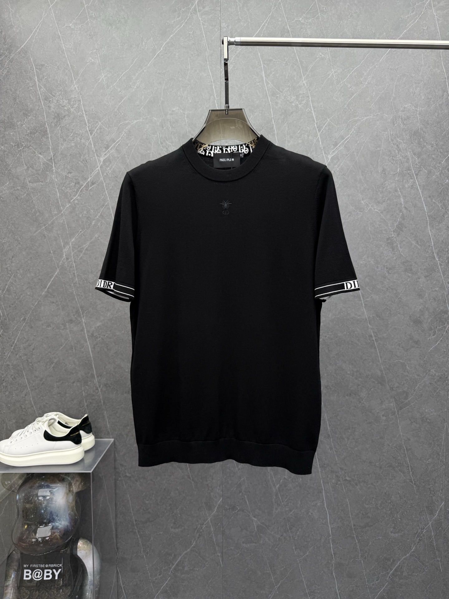 NO:527482,Dio*Di*'s new bottoming men's short-sleeved T-shirt in autumn and winter. Hong Kong foreign products, heavy and high-quality ready-to-wear. Selected brand customized fabrics, containing 10 wool, mercerized process, delicate feel, soft and soft. The brand LOGO design is loved by everyone for its unique visual sense. First-class fitting tailoring and simple and neat style, which matches men's practical dressing habits. It is a must-have item for single wear in autumn and winter. Color black Size M-3XL, up to 190 catties.,,dior,T-shirt,tees,t-shirt,alexander wang19860909Dio*迪*年秋冬新款打底男士短袖T恤.香港洋行货,重磅高品质成衣水准.精选品牌定制面料,内含10绵羊毛,经丝光工艺处理,手感细腻,软糯入骨.品牌LOGO设计,以其独特的视觉感,深受大家的喜爱.一流的合身剪裁,简单利落的风格,吻合了男性实用的穿衣习惯,秋冬打底单穿必收的一款单品.颜色黑色 尺码M-3XL,最大可穿到190斤.,,dior,T-shirt,tees，t-shirt,alexander wang,Men's clothing