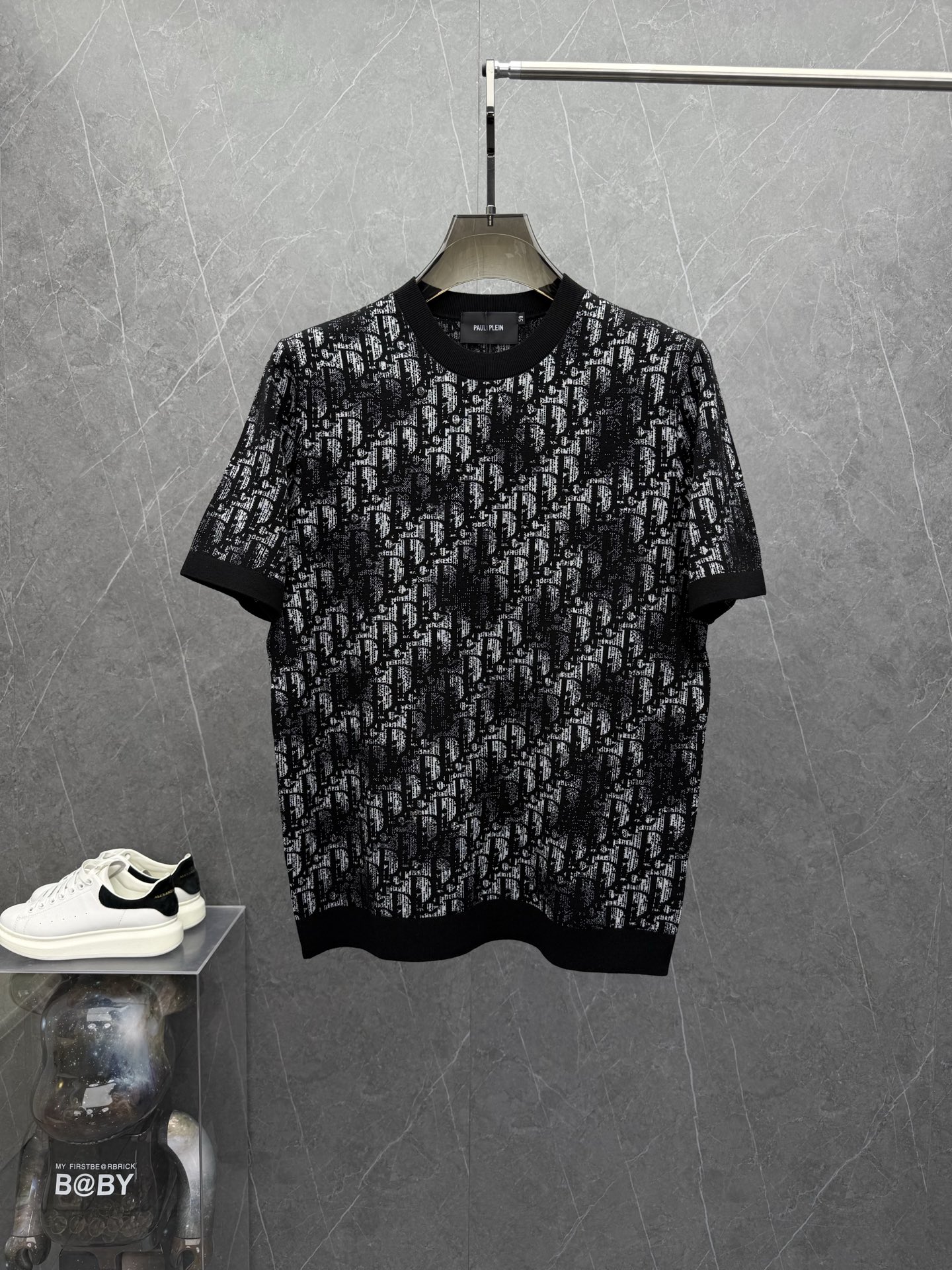 NO:527483,Dio*Di*'s new autumn and winter base men's round neck knitted short-sleeved T-shirt. Hong Kong foreign products, heavy and high-quality ready-to-wear. Selected brand customized fabrics, containing mulberry silk, mercerized process, delicate feel, soft and soft. The brand LOGO design is loved by everyone for its unique visual sense. The first-class fitting tailoring and simple and neat style matches men's practical dressing habits. It is a must-have item for single wear in autumn and winter base. The color is as shown in the picture. Size M-3XL, maximum wearable to 190, dior, T-shirt,tees, t-shirt,alexander wang19860909Dio*迪*年秋冬新款打底男士圆领针织短袖T恤.香港洋行货,重磅高品质成衣水准.精选品牌定制面料,内含桑蚕丝,经丝光工艺处理,手感细腻,软糯入骨.品牌LOGO设计,以其独特的视觉感,深受大家的喜爱.一流的合身剪裁,简单利落的风格,吻合了男性实用的穿衣习惯,秋冬打底单穿必收的一款单品.颜色如图 尺码M-3XL,最大可穿到190,,dior,T-shirt,tees，t-shirt,alexander wang,Men's clothing