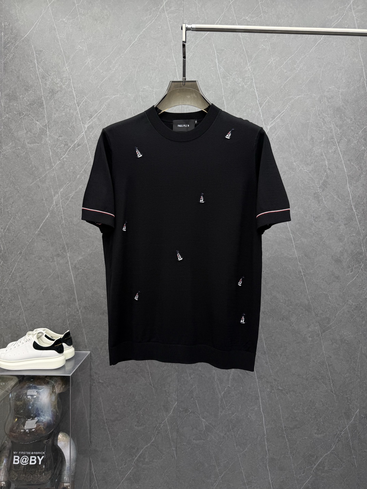 NO:527485,Thom Brow*e Tom Brow*e's new base men's knitted short-sleeved T-shirt for autumn and winter. Hong Kong foreign products, heavy and high-quality ready-to-wear. Selected brand customized fabrics, soft and comfortable, mercerized, delicate and soft and glutinous. The brand LOGO design is loved by everyone for its unique visual sense. The first-class fitting tailoring and simple and neat style matches men's practical dressing habits. It is a must-have item for single wear in autumn and winter. The color is as shown in the picture. Size M-3XL, up to 190 catties, T-shirt,tees, t-shirt,alexander wang19860909Thom Brow*e汤姆·布i尼年秋冬新款打底男士针织短袖T恤.香港洋行货,重磅高品质成衣水准.精选品牌定制面料,柔软舒适,经丝光工艺处理,手感细腻,软糯入骨.品牌LOGO设计,以其独特的视觉感,深受大家的喜爱.一流的合身剪裁,简单利落的风格,吻合了男性实用的穿衣习惯,秋冬打底单穿必收的一款单品.颜色如图 尺码M-3XL,最大可穿到190斤,,T-shirt,tees，t-shirt,alexander wang,Men's clothing