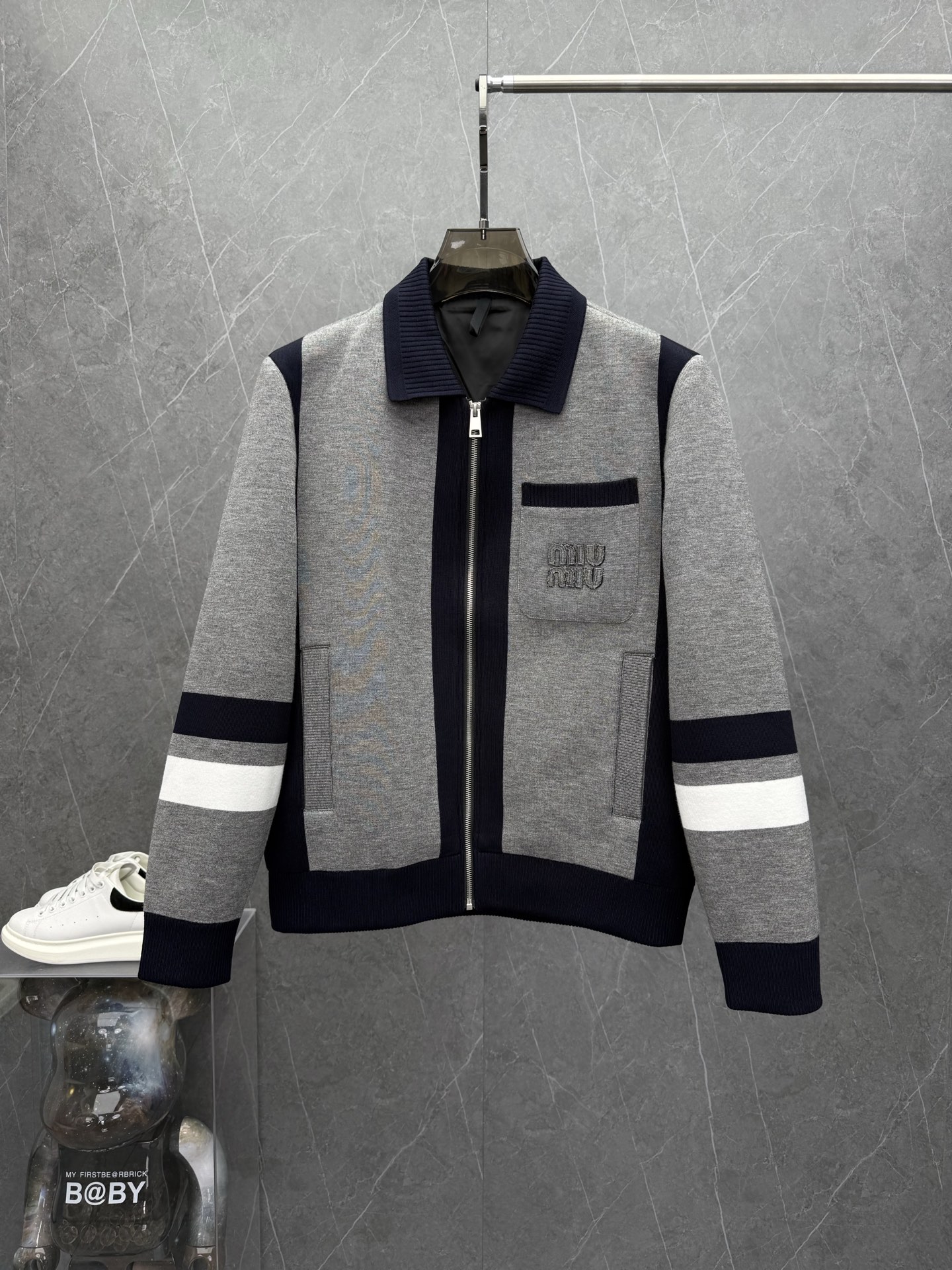 NO:527449,MIU M*U Miu*'s new men's lapel knitted jacket jacket in autumn and winter. Top-grade ready-to-wear high-standard production, Italian custom ready-to-wear knitted fabric, delicate and soft feel, crisp and stylish upper body, texture achieves natural comfort, excellent continuity of the fabric, excellent upper body effect, control any body shape. Unique custom fabric and splicing craftsmanship are modified, full of luxury. The design of the zipper, atmospheric perfect ready-to-wear tailoring, splicing three-dimensional patch pocket design, styling effect stands out, urban casual matching tool. Size M-3XL, maximum wearable 190 kilograms.,,miumiu, jackets & coats, jackets & coats, alexander wang19860909MIU M*U缪*年秋冬新款男士翻领针织夹克外套.顶级成衣高标准制作,意大利定制成衣针织面料,手感细腻柔软,上身挺括有型,质感达到天然的舒适感,面料的延续性非常佳,上身效果超赞,驾驭任何身形.独特定制面料和拼接工艺修饰,奢华感十足.拉链处的设计,大气完美成衣剪裁,拼接立体贴袋设计,造型效果脱颖而出,都市休闲搭配利器.尺码M-3XL,最大可穿190斤.,,miumiu,jackets & coats,jackets & coats,alexander wang,Men's clothing