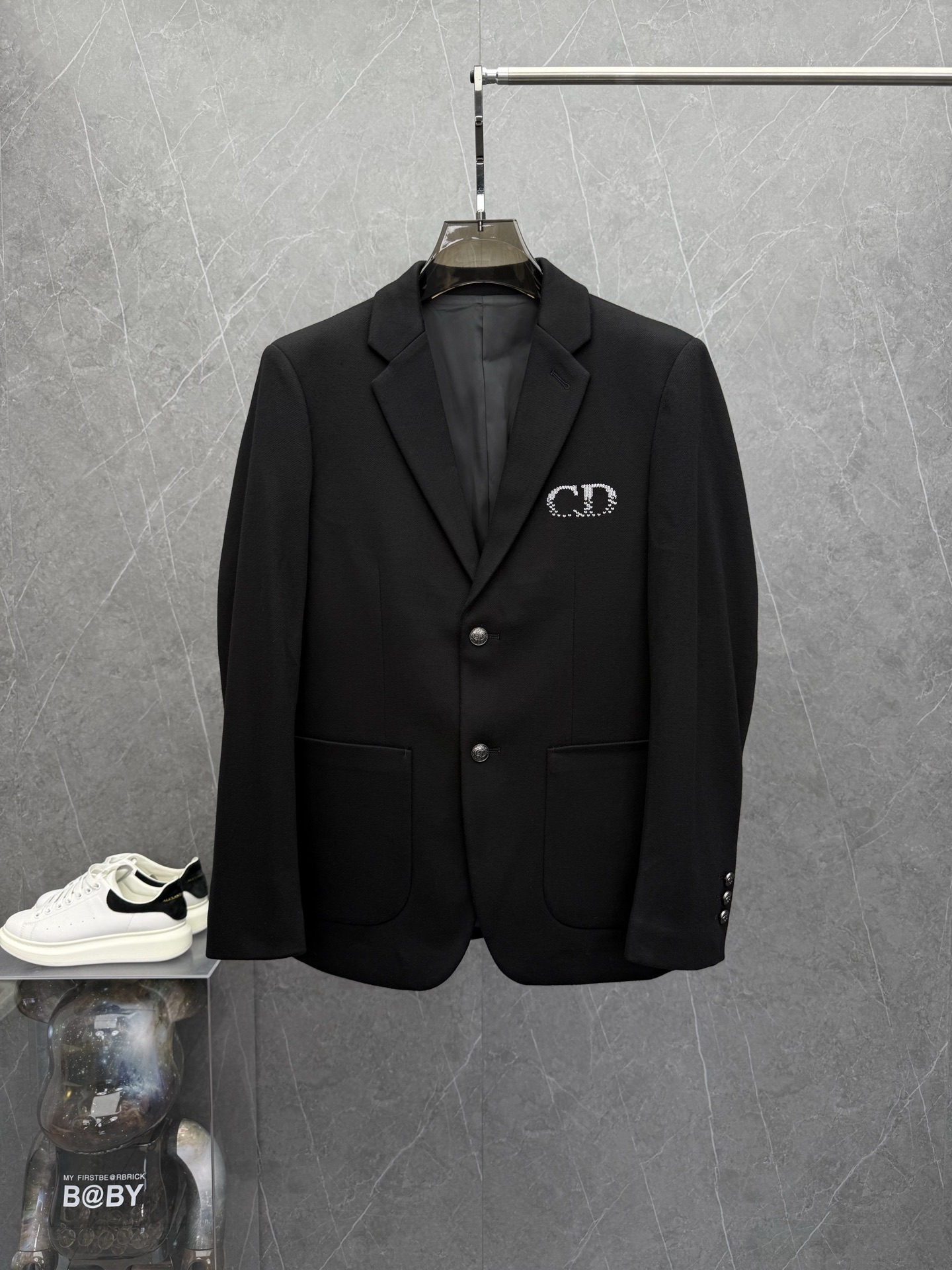 NO:527452,DIO*Die*'s new autumn and winter men's casual wool suit jacket. Global order series, an item that can be sold out once it is released. The classic logo of the cuff brand, Italian custom-made exclusive fabric, delicate and soft, with a certain degree of clarity. Classic Italian design, atmospheric and perfect ready-to-wear tailoring, and the shape effect stands out. A very stylish and stylish style style, a must-have for business and casual outdoors that can be controlled by business and casual outdoors. Color black size M-3XL, up to 190 pounds., dior, jackets & coats, business suit, alexander wang19860909DIO*迪*年秋冬新品男士休闲羊毛西装外套.全球定单系列,一经发售便一抢而空的单品.袖口品牌经典标志,意大利定制独家面料,手感细腻柔软,有一定的挺括性.经典的意式设计,大气完美成衣剪裁,造型效果脱颖而出,非常有腔调的一款便西,秋冬必备的一款商务休闲户外都可驾驭的保暖胜品.颜色黑色 尺码M-3XL,最大可穿到190斤.,,dior,jackets & coats,business suit,alexander wang,Men's clothing