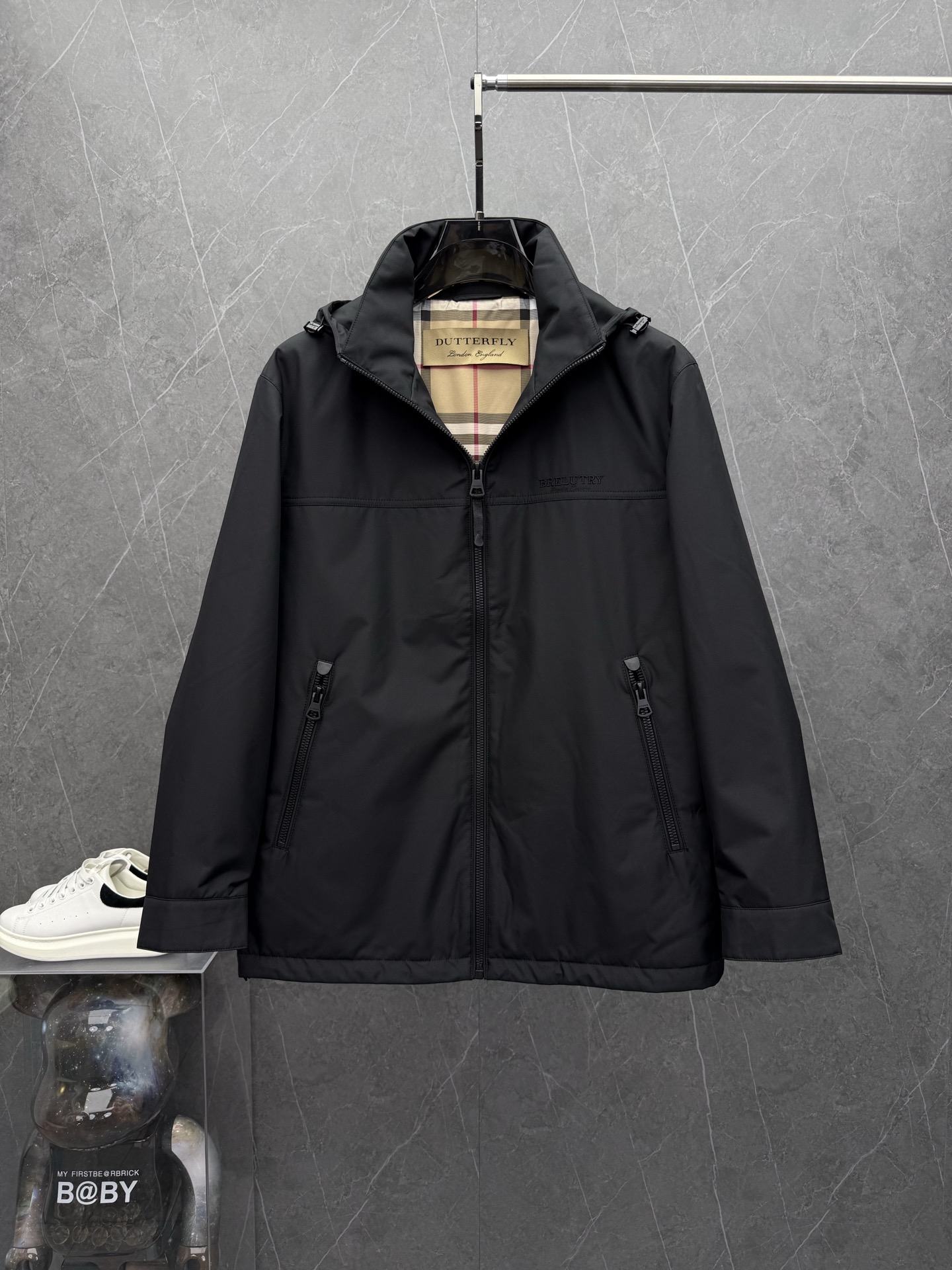 NO:527437,BURBER*Y Ba*li's new men's mid-length hooded original single jacket jacket, trading company order, unique pop culture inspiration, very popular among fashion trendy people, fashionable and atmospheric design style, high-standard craftsmanship. It uses imported waterproof polyester fiber, extremely dense, firm and tough. The surface also has an extremely delicate and non-irritating polychlorine synthetic resin coating, which enhances the quality to a higher level. The chest logo printing design is quite visual, the labeling process on the arms is processed, the texture is clear and orderly, without any mess or roughness, and is extremely exquisite and clever, which fully interprets the fusion of craftsmanship and aesthetics, high-quality and elegant temperament, very high practicality, and a must-have item in autumn and winter. Size M-3XL, can be worn up to 190 kilograms.,,burberry, jackets & coats, jackets & coats, hats, alexander  wang19860909BURBER*Y巴*莉年秋冬新款男士中长款连帽原单夹克外套,贸易公司订单,独特的流行文化灵感,深受时尚潮人的喜爱,时尚大气的设计风格,高规格的工艺.采用进口防水性聚酯纤维,密度极高,挺括,有韧性.表层还有极为细腻无刺激的聚氯酯合成树脂涂层,品质感提升了一个档次.胸前logo印花设计颇具视觉感,手臂处贴标工艺处理,纹理清晰有序,毫无杂乱和粗糙之感,极其精致巧妙,完全诠释出工艺和美学的融合高格调优雅气质,实用性非常高,秋冬必备单品.尺码M-3XL,最大可穿到190斤.,,burberry,jackets & coats,jackets & coats,hats,alexander wang,Men's clothing