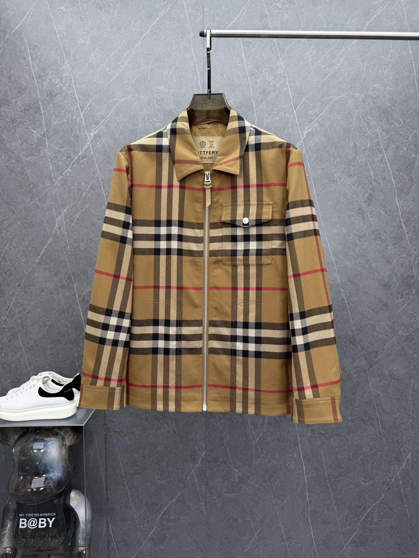 NO:527434,BURBER*Y Ba*li New Men's Lapel Jacket Jacket in Autumn and Winter. Top-grade ready-to-wear made with high standards. Italian custom ready-to-wear fabrics are delicate and soft, with a crisp and stylish upper body. The texture reaches a natural comfort. The fabric is very continuation, and the upper body is excellent. The upper body effect is excellent. It can control any body shape. The overall B-home plaid brand pattern craftsmanship is decorated with luxury. The zipper design, atmospheric and perfect ready-to-wear tailoring, the chest and back are perfectly integrated, and the styling effect stands out. Urban autumn and winter casual matching tools give men the most exquisite dress. The color is as shown. Size M-3XL, maximum wearable 190 kilograms.,,burberry, jackets & coats, jackets & coats, alexander wang19860909BURBER*Y巴*莉年秋冬新款男士翻领夹克外套.顶级成衣高标准制作,意大利定制成衣面料,手感细腻柔软,上身挺括有型,质感达到天然的舒适感,面料的延续性非常佳,上身效果超赞,驾驭任何身形.整体B家格纹品牌图案工艺修饰,奢华感十足.拉链的设计,大气完美成衣剪裁,胸前与后背完美融合设计,造型效果脱颖而出,都市秋冬休闲搭配利器,给予男人最精致打扮.颜色如图 尺码M-3XL,最大可穿190斤.,,burberry,jackets & coats,jackets & coats,alexander wang,Men's clothing