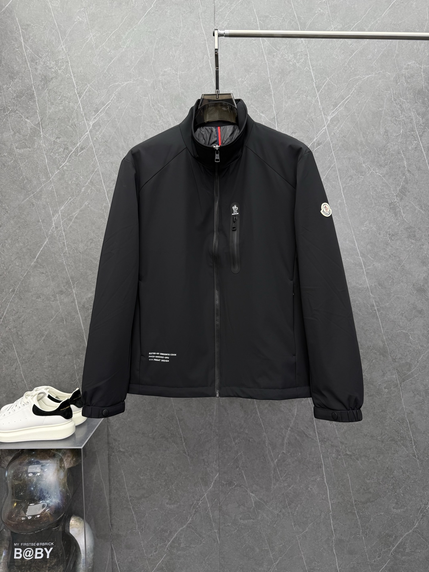 NO:527460,MONCL*R Meng*'s new men's casual stand-up collar jacket, super hot top design, price + order from trading company. It uses Italian custom-made ready-made clothing fabric, which is very light and not easy to wrinkle, and is no different from the goods. The overall lines and brand logo design are quite visual. The print texture is clear and orderly, without any mess or roughness, and is extremely exquisite and clever, which fully interprets the fusion of craftsmanship and aesthetics. The upper body is slim and stylish, with a certain degree of clarity, and multiple custom patterns throughout the body. It is definitely recommended to be at the most cutting-edge temperament of fashion, and is a must-have for urban casualness. Color black, off-white size M-3XL, up to 190 kilograms.,, jackets & coats, jackets & coats, alexander wang19860909MONCL*R蒙*年秋冬新款男士休闲立领夹克外套,超级爆款顶级设计,售价+ 贸易公司订货.采用意大利客供定制成衣面料,穿着非常轻便不易起皱,与货无差,整体的线条以及品牌logo设计颇具视觉感,印花纹理清晰有序,毫无杂乱和粗糙之感,极其精致巧妙,完全诠释出工艺和美学的融合.上身修身有型,有一定的挺括度,通体多重定制图案,绝对走在时尚最尖端的气质感推荐,都市休闲必备.颜色黑色 米白色 尺码M-3XL,最大可穿到190斤.,,jackets & coats,jackets & coats,alexander wang,Men's clothing