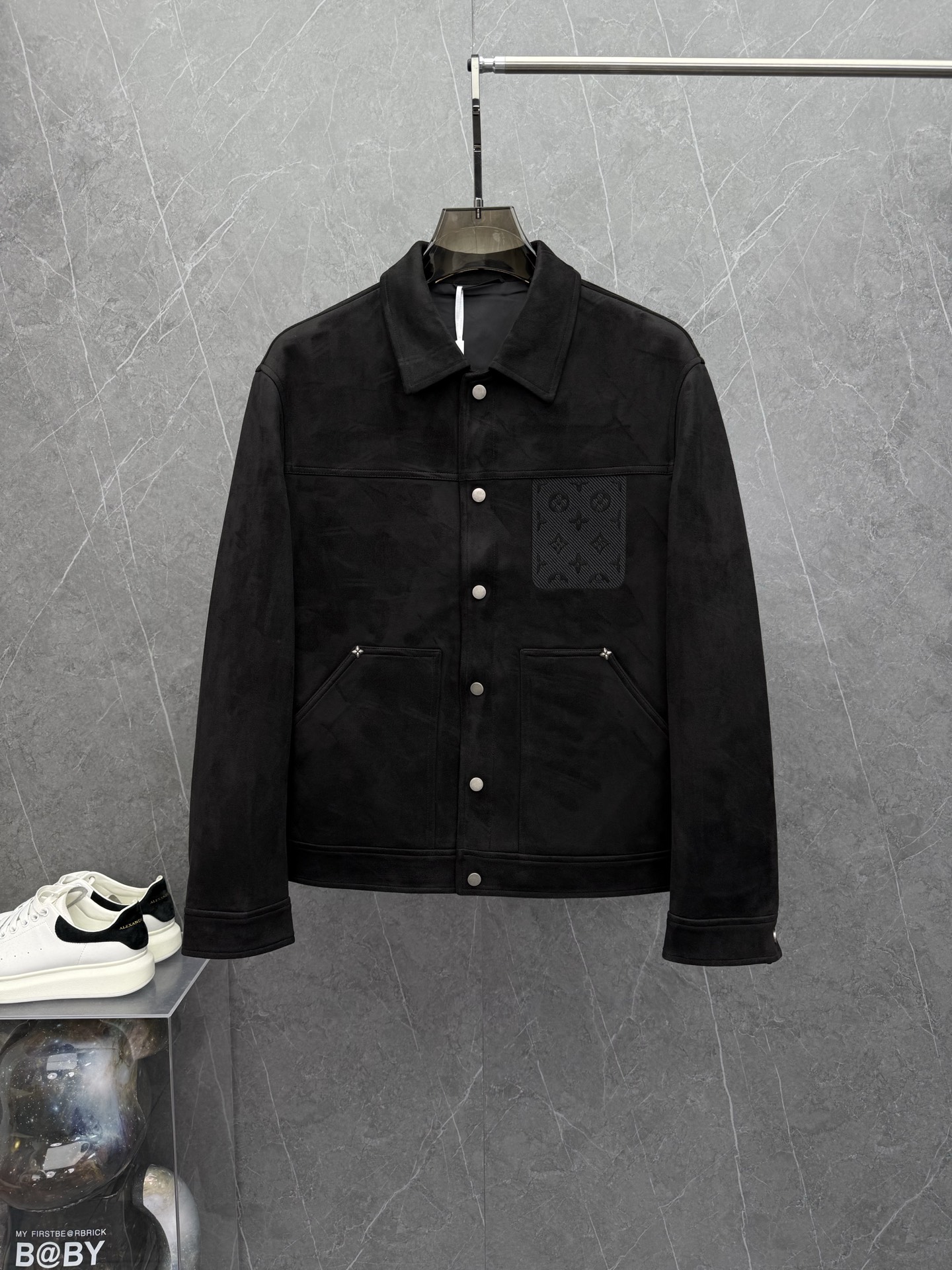 NO:527457,LOUIS VUITT*N Louis* New Men's Lapel Jacket Jackets in Autumn and Winter. High-end products, if you want to be irreplaceable, you must always be unique. Men's suede casual jackets, double pockets on the chest, strong academy style, extraordinary temperament on the upper body, blending the American free and open feeling, handsome styles are mixed with a different flavor, full of charm. Made of high-end leather and oily cowhide, the cost is extremely high, and it is a top-grade, natural top-layer cowhide. After dyeing, oiling and waxing, it is a special leather with soft, elasticity and high tension. This fashionable item with antique artistic effect is too many craftsmanship and very sophisticated, giving men the most exquisite dress. The color black khaki size M-3XL, can be worn up to 190 kilograms.,,louis vuitton,louis vuitton, jackets &  coats, jackets & coats,cowhide,chamois leather,alexander wang19860909LOUIS VUITT*N路易*登年秋冬新款男士翻领夹克外套.高端货品,想要无可取代,你必须时刻与众不同.男士麂皮绒休闲夹克,胸前双口袋修饰,浓浓的学院风格,上身气质不凡,融合了美利坚自由开放的感觉,帅气的款型还夹杂着别样的味道,充满魅力.采用高端皮料,油蜡牛皮制作,成本极高,属上等、天然的头层牛皮,经过染色、上油、打蜡后形成的柔软、弹性好、张力大的特殊皮料,这样仿古艺术效果的时尚单品,工艺太多且十分精工,给予男人最精致打扮.颜色黑色 卡其色 尺码M-3XL,最大可穿到190斤.,,louis vuitton,louis vuitton,jackets & coats,jackets & coats,cowhide,chamois leather,alexander wang,Men's clothing