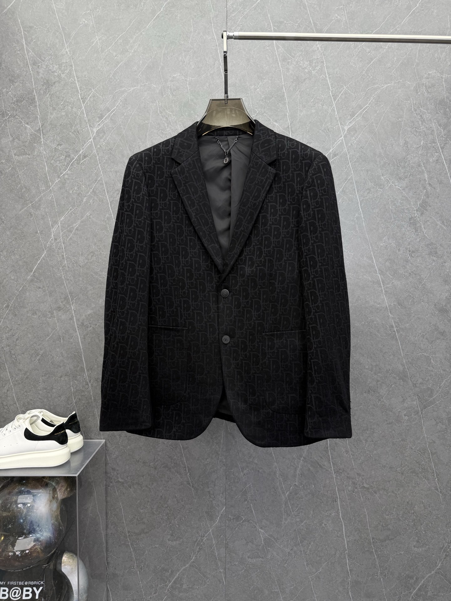 NO:527487,DIO*Die* men's new suit jacket for autumn and winter. Three-dimensional Italian tailoring design, Hong Kong trading company orders, main series. Full of unique pop culture inspiration, deeply loved by successful men. Selected wool fabrics, added acrylic on the surface, feel extremely comfortable, and the fabric itself has a very selling point. The unique brooch decoration at the neckline is high-end luxury, giving the design concept of fashion exquisite and elegant. Three-dimensional Italian tailoring, full of luxury, is a must-have item for autumn and winter. The color is as shown in the picture. Size M-3XL, can be worn up to 190 catties.,,dior, jackets & coats,business suit,brooch,breastpin,alexander wang19860909DIO*迪*年秋冬款男士新款西装西服外套.立体意式剪裁设计,香港贸易公司订单货,主打系列.充满着独特的流行文化灵感,深受成功男士的喜爱.精选客供毛呢面料,表层添加晴纶,手感极其舒适,其面料本身就极具卖点.领口处独特胸针修饰,高端奢华,赋予了时装精致和优雅的设计理念.立体意式剪裁,奢华感十足,秋冬必收的一款单品.颜色如图 尺码M-3XL,最大可穿到190斤.,,dior,jackets & coats,business suit,brooch，breastpin,alexander wang,Men's clothing