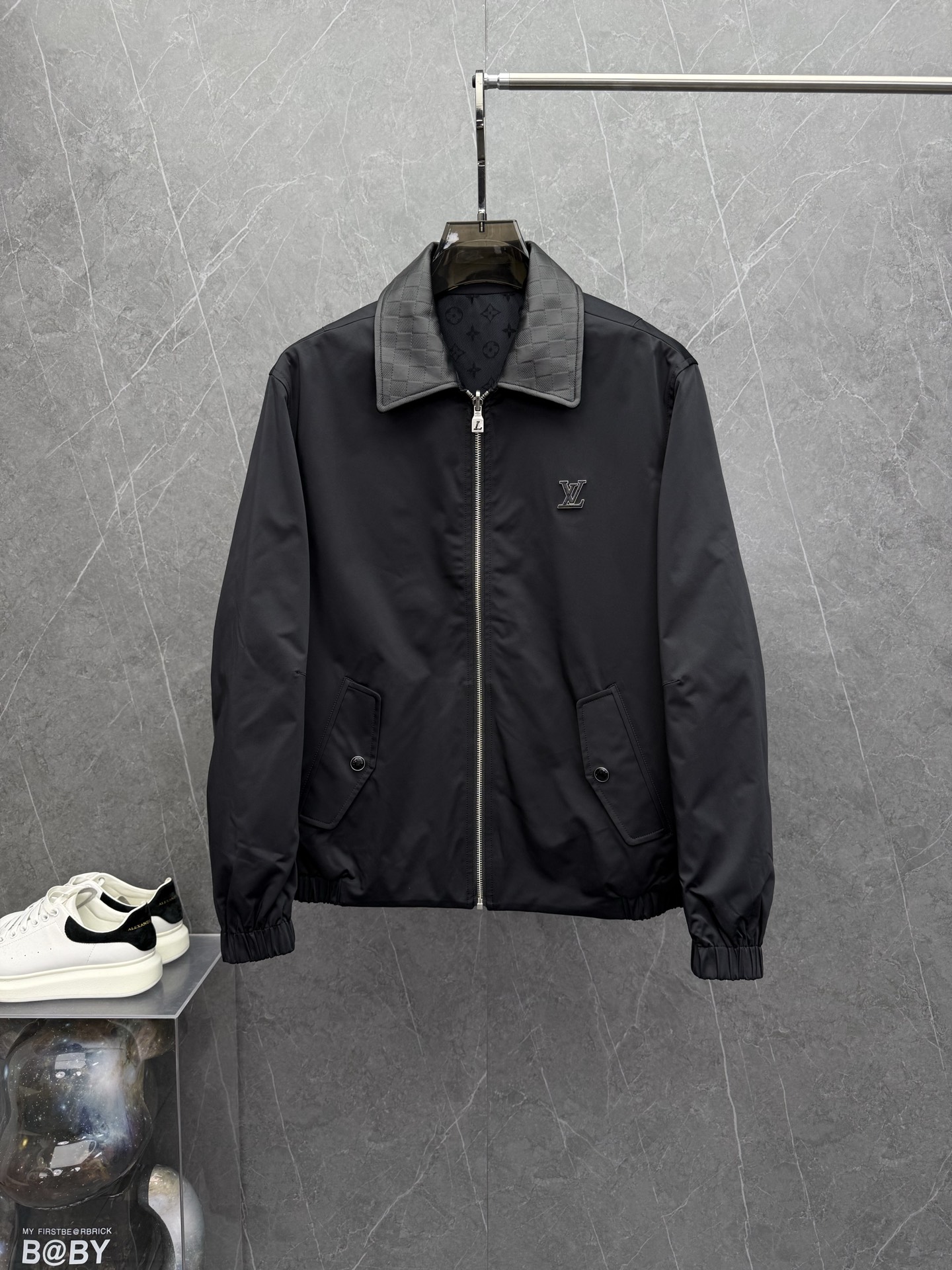 NO:527489,LOUIS VUITT*N Louis* New Double-sided Lapel Jacket Jacket for the Year Autumn and Winter. High-end High-end Customized Fabrics, Italian customers supply high-tech custom fabrics, which are very rare on the market, with soft and solid touch texture. On the one hand, simple tuning, copper button single-breasted design, and on the other hand, classic plaid design, with super visual effect. The unique design of double-sided wear is very practical and is loved by fashion trends, and it meets the needs of customers in many aspects. One piece of clothing has two styles, a must-have item for high street wear. Color black Size M-3XL, up to 190 catties.,,louis vuitton,louis vuitton, jackets & coats, jackets & coats, alexander wang19860909LOUIS VUITT*N路易*登年秋冬新款男士双面穿翻领夹克外套.高定一线成衣顶级系列,意大利客供高科技定制面料,市面非常罕见,触摸质感柔软而坚实.一面采用简单的调调,铜扣单排扣设计,另一面采用经典格纹设计,视觉效果超强.双面穿的独特设计,实用性非常高,深受时尚潮人的喜爱,更是满足客户多方面需求,一件衣服两种风格,高街实穿必备单品.颜色黑色 尺码M-3XL,最大可穿到190斤.,,louis vuitton,louis vuitton,jackets & coats,jackets & coats,alexander wang,Men's clothing