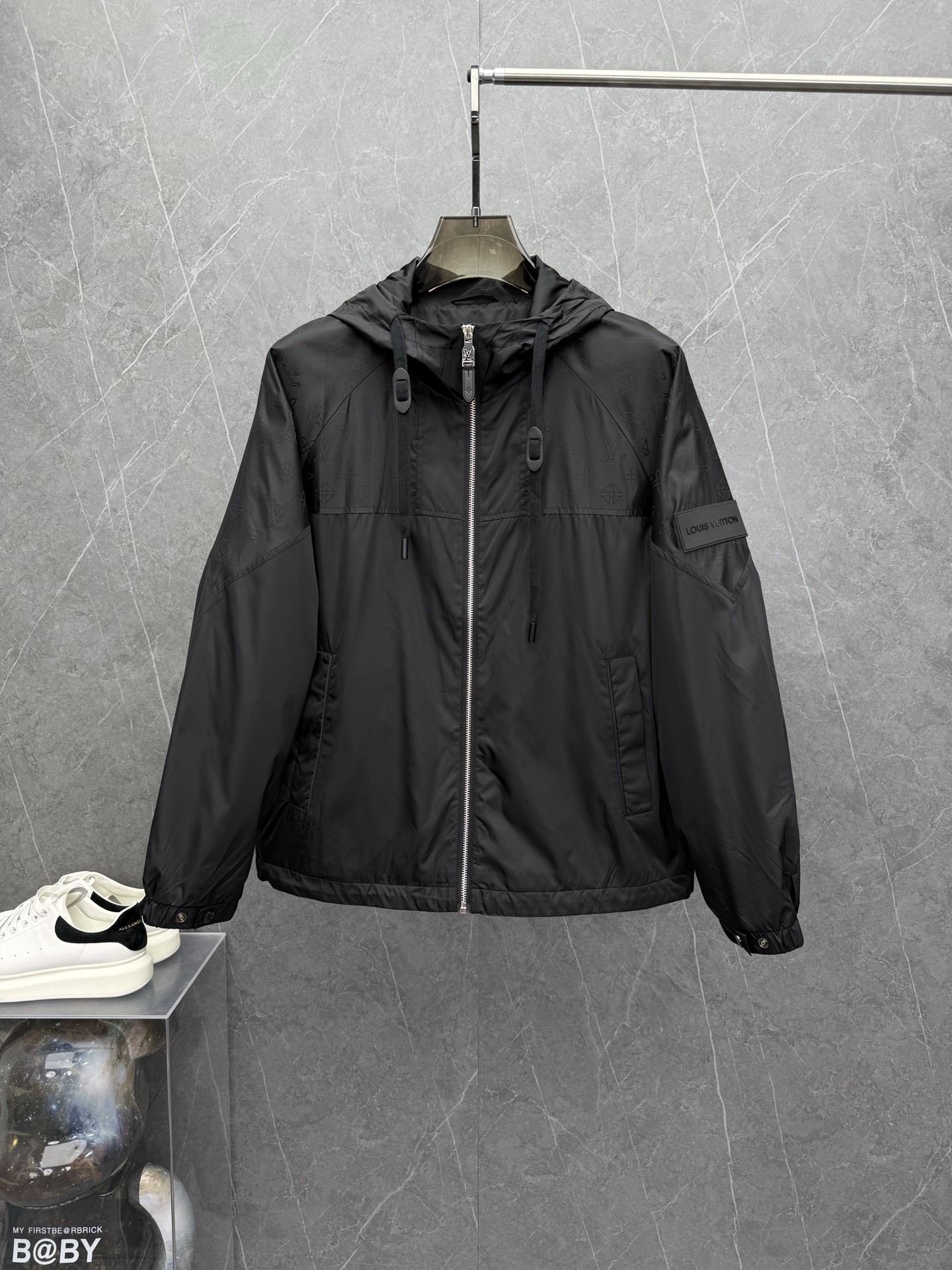 NO:527491,LOUIS VUITT*N Louis* New men's casual hooded jacket jacket for autumn and winter, order by trading company. It uses Italian custom-made ready-made garments fabrics, which are very light and not easy to wrinkle. They are made of unique craftsmanship. The overall design is quite visual. The jacquard texture is clear and orderly, without any mess or roughness. It is extremely exquisite and clever, which fully interprets the fusion of craftsmanship and aesthetics. The upper body is slim and stylish, with a certain degree of clarity, and is customized with unique craftsmanship. It is definitely recommended to be at the cutting-edge fashion style. It is a must-have for urban casualness. The color is as shown in the picture. Size M-3XL, which can be worn up to 190 kilograms.,,louis vuitton,louis vuitton,jackets & coats,jackets & coats,hats,alexander wang19860909LOUIS VUITT*N路易*登年秋冬新款男士休闲连帽夹克外套,贸易公司订货.采用意大利客供定制成衣面料,穿着非常轻便不易起皱,独特工艺制作,整体的设计颇具视觉感,提花纹理清晰有序,毫无杂乱和粗糙之感,极其精致巧妙,完全诠释出工艺和美学的融合.上身修身有型,有一定的挺括度,独特工艺定制图案,绝对走在时尚最尖端的气质感推荐,都市休闲必备.颜色如图 尺码M-3XL,最大可穿到190斤.,,louis vuitton,louis vuitton,jackets & coats,jackets & coats,hats,alexander wang,Men's clothing