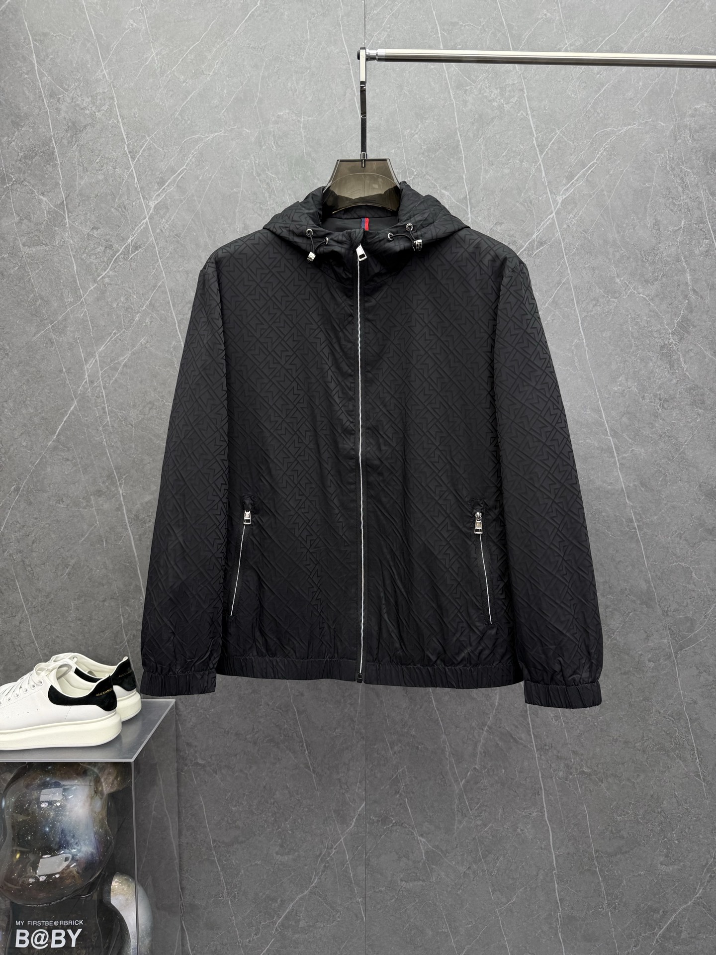 NO:527493,MONCL*R Meng*'s new men's casual hooded jacket jacket, ordered by trading company. It uses Italian custom-made clothing fabrics, which are very light and not easy to wrinkle. They are made of unique craftsmanship. The overall design is quite visual. The jacquard texture is clear and orderly, without any mess or roughness. It is extremely exquisite and clever, which fully interprets the fusion of craftsmanship and aesthetics. The upper body is slim and stylish, with a certain degree of clarity, and is customized with unique craftsmanship. It is definitely recommended to be at the most cutting-edge fashion temperament. It is a must-have for urban casualness. The color is as shown in the picture. Size M-3XL, which can be worn up to 190 kilograms.,, jackets & coats, jackets & coats, hats, alexander wang19860909MONCL*R蒙*年秋冬新款男士休闲连帽夹克外套,贸易公司订货.采用意大利客供定制成衣面料,穿着非常轻便不易起皱,独特工艺制作,整体的设计颇具视觉感,提花纹理清晰有序,毫无杂乱和粗糙之感,极其精致巧妙,完全诠释出工艺和美学的融合.上身修身有型,有一定的挺括度,独特工艺定制图案,绝对走在时尚最尖端的气质感推荐,都市休闲必备.颜色如图 尺码M-3XL,最大可穿到190斤.,,jackets & coats,jackets & coats,hats,alexander wang,Men's clothing