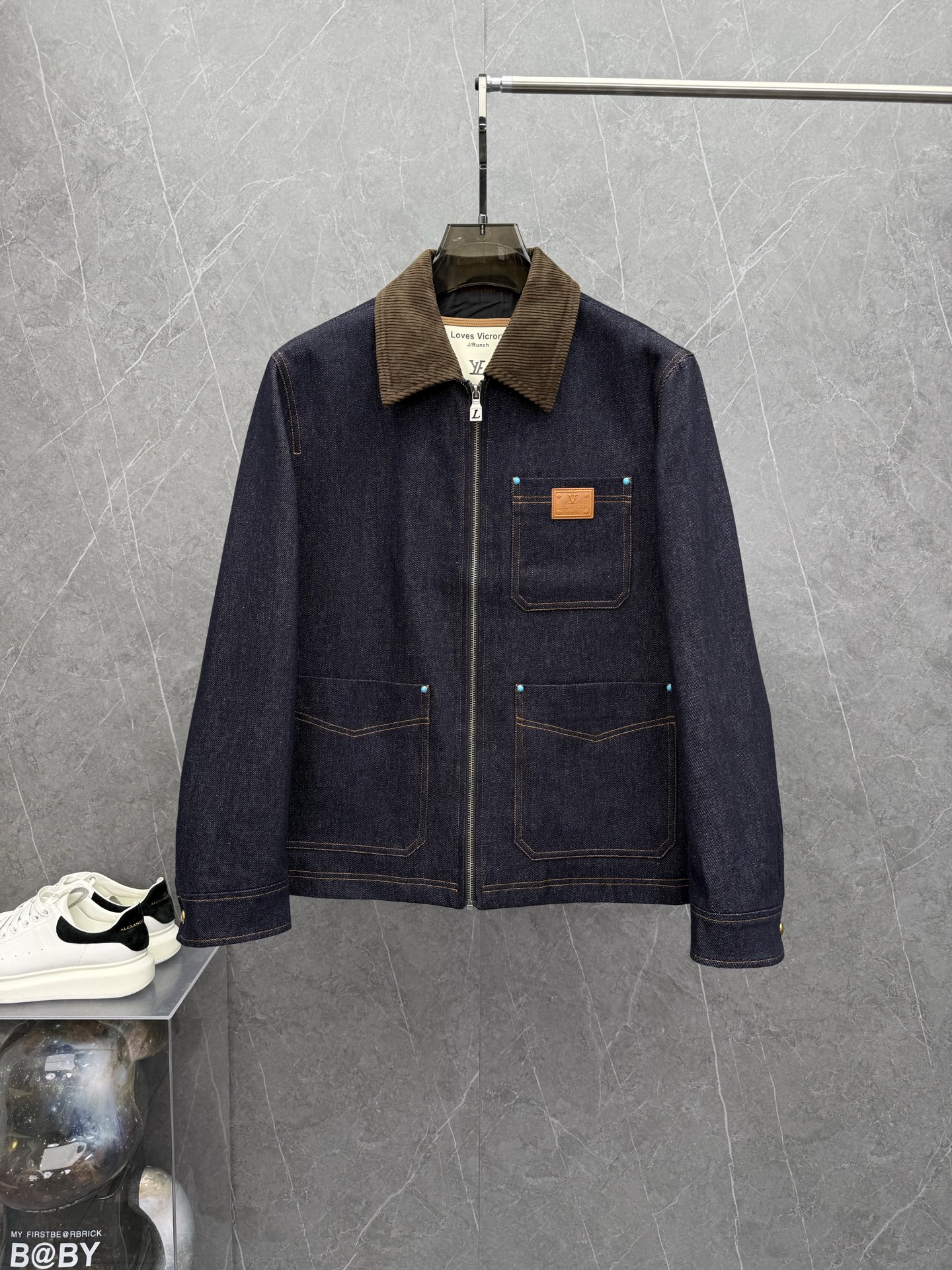 NO:527495,LOUIS VUITT*N Louis* New autumn and winter men's denim casual lapel jacket jacket, trading company channel goods, autumn and winter new products, a very popular item, the whole body has a design sense, which is enough to attract attention in terms of vision. It mixes high street elements on the basis of fashion, belongs to the season's signature graphics, has a very distinctive recognition and amazing effect, highlights the extremely high brand fashion proposition, and perfectly interprets the characteristics and soul of the brand. Imported fabrics for customers, with very delicate texture, exquisite details and exquisite craftsmanship, and the auxiliary materials are all supplied by foreign merchants. It is a very high-shaped item, the street style is absolutely eye-catching, and the excellent equipment is selected from thousands of people. Color denim blue size M-3XL, can be worn up to 190 kilograms.,,louis vuitton,louis vuitton,jackets &  coats, jackets & coats,alexander wang19860909LOUIS VUITT*N路易*登年秋冬新款男士牛仔休闲翻领夹克外套,贸易公司渠道货,秋冬新品,人气极高的一款单品,通体的造型颇具设计感,在视觉方面足矣吸引眼球,在时装的基础上混搭了高街元素,属于当季的招牌图形,辨识度非常鲜明,效果惊艳,彰显了极高的品牌时髦主张,完美诠释了品牌的特质及灵魂所在.客供进口面料,质感非常细腻,细节工艺精湛考究,辅料皆为外商客供,塑造性极高的一款单品,出街造型绝对招眼吸睛,万里挑一的绝佳装备.颜色牛仔蓝 尺码M-3XL,最大可穿到190斤.,,louis vuitton,louis vuitton,jackets & coats,jackets & coats,alexander wang,Men's clothing