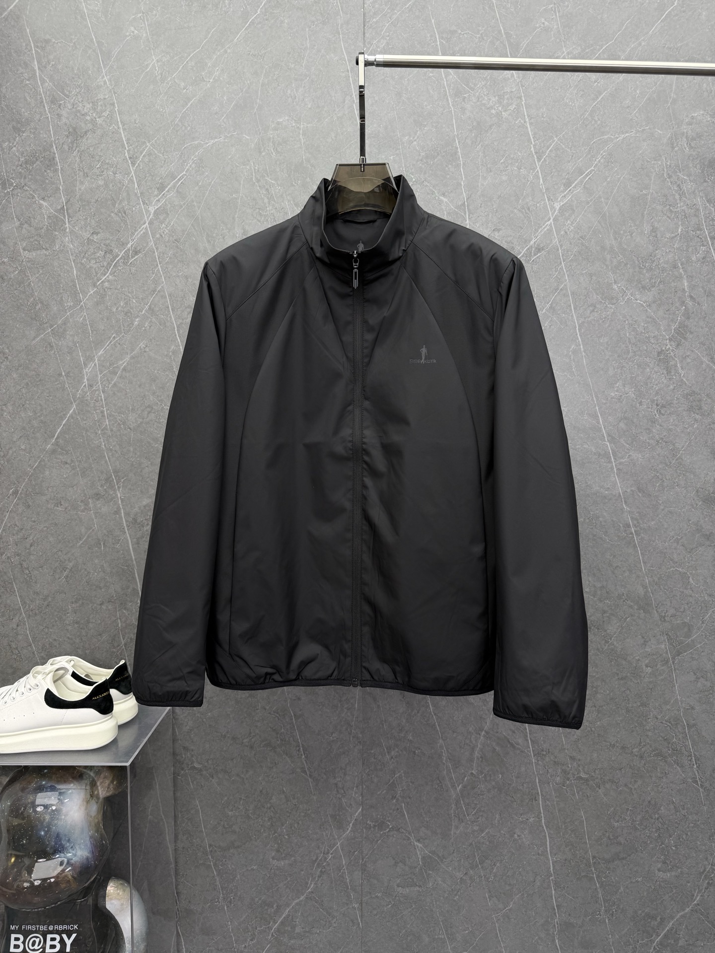 NO:527496,EMPORIO ARM*I ARM*I New Men's Casual Standing Collar Jacket Jacket in Autumn and Winter, Trading Company Order, Unique Popular Culture Inspiration, Beloved by Fashionable Trends, Fashionable and Atmospheric Design Style, High Specification Crafts. It uses imported waterproof polyester fiber, extremely dense, firm and tough. The surface also has an extremely delicate and non-irritating polychlorine synthetic resin coating, which enhances the quality to a higher level. The custom-made inner lining has a visual sense, the armbands are decorated, the texture is clear and orderly, without any mess or roughness, and is extremely exquisite and clever, which fully interprets the fusion of craftsmanship and aesthetics. High-quality and elegant temperament, very high practicality, and a must-have item in autumn and winter. Color black Size M-3XL, up to 190 catties.,, jackets & coats, jackets & coats, alexander  wang19860909EMPORIO ARM*I阿*尼年秋冬新款男士休闲立领夹克外套,贸易公司订单,独特的流行文化灵感,深受时尚潮人的喜爱,时尚大气的设计风格,高规格的工艺.采用进口防水性聚酯纤维,密度极高,挺括,有韧性.表层还有极为细腻无刺激的聚氯酯合成树脂涂层,品质感提升了一个档次.定制内衬独特logo设计颇具视觉感,手臂处臂章修饰,纹理清晰有序,毫无杂乱和粗糙之感,极其精致巧妙,完全诠释出工艺和美学的融合高格调优雅气质,实用性非常高,秋冬必备单品.颜色黑色 尺码M-3XL,最大可穿到190 斤.,,jackets & coats,jackets & coats,alexander wang,Men's clothing