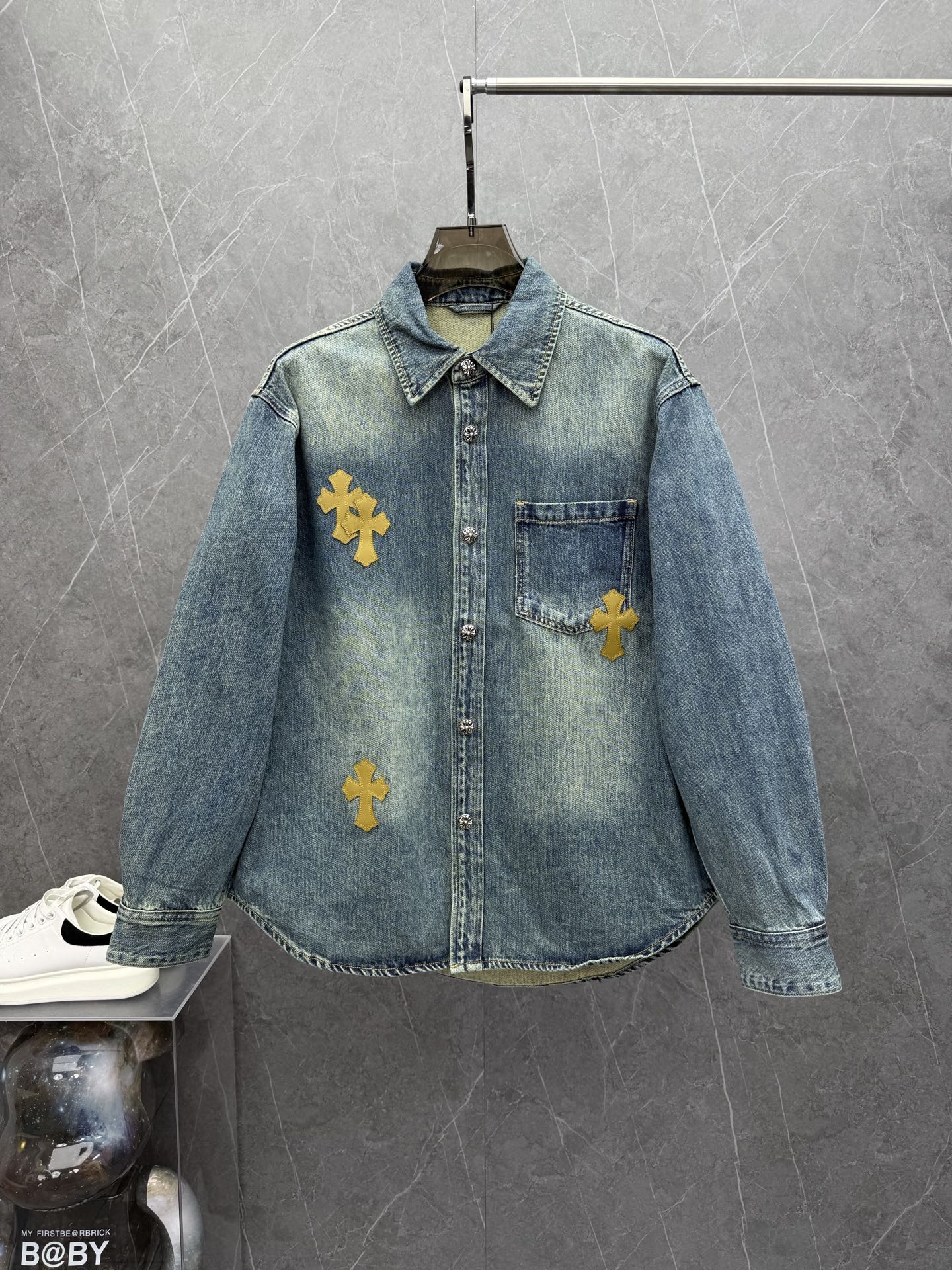 NO:526317,Chrome Hear*s 2025 autumn and winter new men's denim casual jacket jacket, trading company channel goods, autumn and winter new products, a very popular item, the whole body has a design sense, which is enough to attract attention in terms of vision. It mixes high street elements on the basis of fashion, is a seasonal signature graphics, with very distinct recognition and stunning effects, showing the extremely high brand fashion proposition, perfectly interpreting the characteristics and soul of the brand. The imported washing fabrics are very delicate, the details and craftsmanship are exquisite, and the auxiliary materials are all supplied by foreign merchants. It is a single item with extremely high shaping. The street style is absolutely eye-catching, and the excellent equipment is selected from thousands of people. The color is as shown in the picture. Size M-3XL, which can be worn up to 190 kilograms.,,chrome hearts, jackets & coats, jackets &  coats,alexander wang19860909Chrome Hear*s克*心2025年秋冬新款男士牛仔休闲夹克外套,贸易公司渠道货,秋冬新品,人气极高的一款单品,通体的造型颇具设计感,在视觉方面足矣吸引眼球,在时装的基础上混搭了高街元素,属于当季的招牌图形,辨识度非常鲜明,效果惊艳,彰显了极高的品牌时髦主张,完美诠释了品牌的特质及灵魂所在.客供进口水洗面料,质感非常细腻,细节工艺精湛考究,辅料皆为外商客供,塑造性极高的一款单品,出街造型绝对招眼吸睛,万里挑一的绝佳装备.颜色如图 尺码M-3XL,最大可穿到190斤.,,chrome hearts,jackets & coats,jackets & coats,alexander wang,Men's clothing