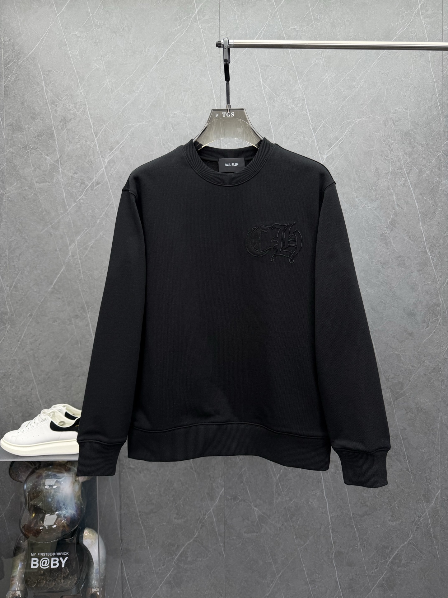 NO:652520,Chrome Hear*s 2025 new autumn and winter men's round neck long-sleeved sweatshirt. High-end office goods, heavy-weight stunners, high-street mix-and-match accents, eye-catching and powerful works, unique craftsmanship patterns, rich visual effects. Custom-made high-strand sweatshirt fabrics from Italy, breathable, soft and comfortable, excellent drape, gloss brings a strong texture, Italian slim tailoring, super fashionable interior and exterior items, giving men the most refined look. Color black  Sizes M-3XL, can fit up to 190 pounds.,,chrome hearts,hoodie,sweatshirts,alexander wang19860909Chrome Hear*s克*心2025年秋冬新款男士圆领长袖卫衣.写字楼高端货品,重磅级尤物单品,高街混搭腔调有味,吸睛有力之作,独特工艺制作图案,视觉效果丰富.意大利客供高股卫衣定制面料,透气柔软舒适,垂感极佳,光泽度带来强烈的质感,意式修身剪裁,超好的时髦内外兼搭单品,给予男人最精致打扮.颜色黑色 尺码M-3XL,最大可穿到190斤.,,chrome hearts,hoodie,sweatshirts,alexander wang,Men's clothing