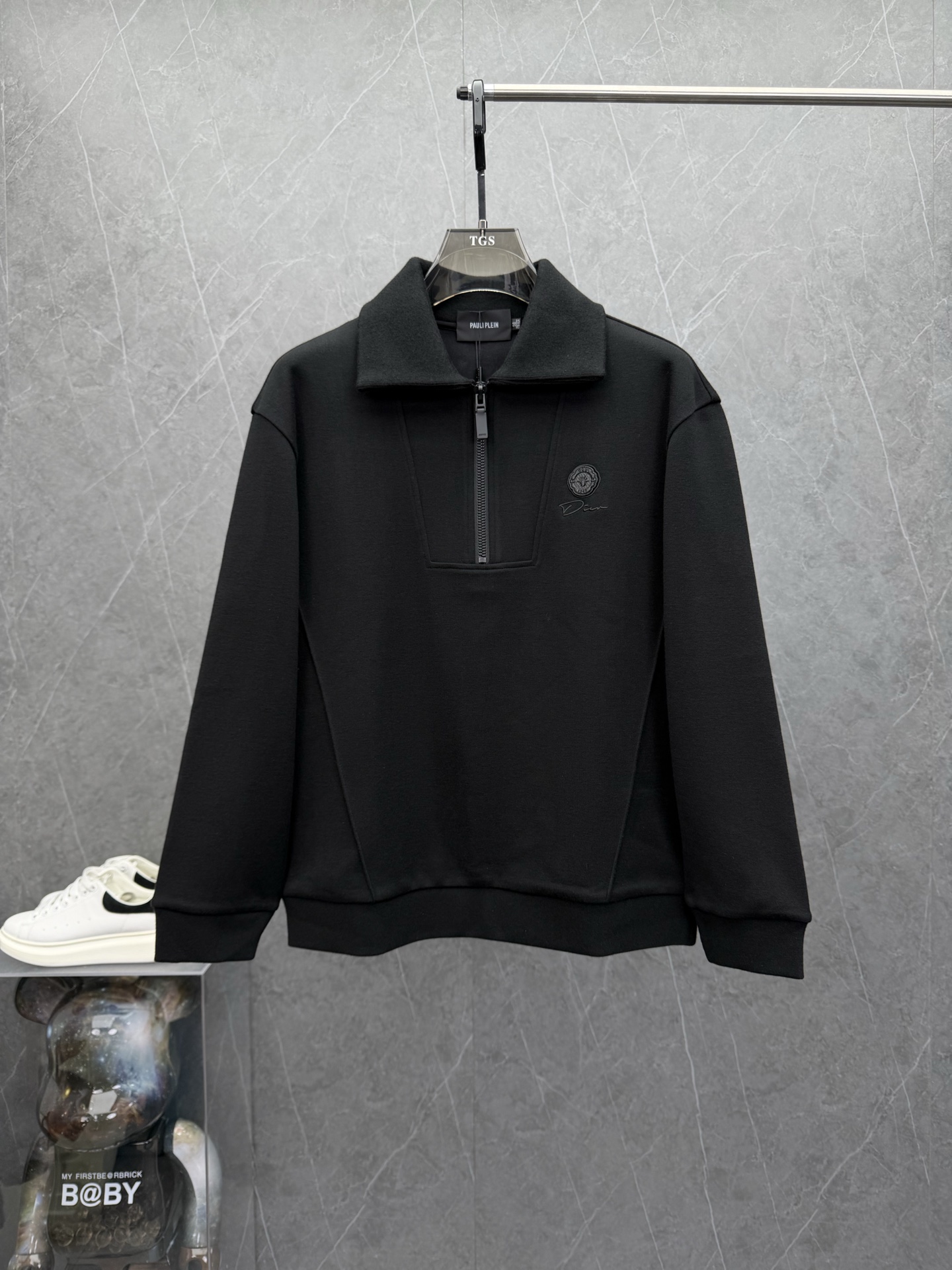 NO:652526,DIO*Di*'s 2025 new autumn and winter men's half-zip pullover lapel sweatshirt, European series trading company channel goods. A very popular item! The logo design on the chest is very recognizable and the effect is stunning. It demonstrates the brand's high fashion proposition and perfectly interprets the brand's characteristics and soul! Imported fabrics supplied by customers, 12 sheep wool, 25 nylon, 28 cotton, 35 anti-pilling purchased polyester, high gram weight material, very delicate texture, exquisite details and craftsmanship, accessories are all supplied by foreign customers, a highly moldable item, the street style is absolutely eye-catching, an excellent equipment to choose from a million, the size M-3XL can wear up to 190 pounds.,, dior, hoodie, sweatshirts, alexander wang19860909DIO*迪*2025年秋冬新款男士半拉链套头翻领卫衣,欧货系列贸易公司渠道货.人气极高的一款单品！胸前logo设计,辨识度非常鲜明,效果惊艳,彰显了极高的品牌时髦主张,完美诠释了品牌的特质及灵魂所在！客供进口面料,12绵羊毛 25锦纶28棉 35抗起球購纶高克重材质,质感非常细腻,细节工艺精湛考究,辅料皆为外商客供,塑造性极高的一款单品,出街造型绝对招眼吸睛,万里挑一的绝佳装备,尺码M-3XL最大可穿190斤.,,dior,hoodie,sweatshirts,alexander wang,Men's clothing