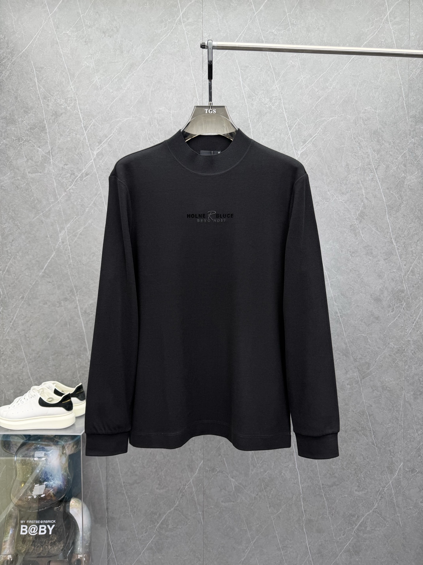 NO:600485,Emporio  Arma*i Men's 2025 autumn and winter long-sleeved T-shirt bottoming shirt. Heavy-duty high-quality ready-made clothing. Selected brand custom fabrics, and added spandex cashmere ingredients, feel delicate and elastic, soft to the bone, extremely warm and comfortable to wear. The unique craft brand LOGO design on the chest has a strong visual sense. First-class tailoring, simple and neat style, consistent with men's practical dressing habits, urban business casual, light and mature male stunners are the first choice. The color is as shown in the picture  Size M-3XL, can wear up to 200 pounds.,,armani,tees,t-shirt,alexander wang19860909Emporio Arma*i阿*尼2025年秋冬款男士长袖T恤打底衫.重磅高品质成衣水准.精选品牌定制面料,并加入了氨纶山羊绒成分,手感细腻富有弹性,软糯入骨,贴身穿着极其保暖舒适.胸前独特工艺品牌LOGO设计,视觉感超强.一流的剪裁,简单利落的风格,吻合了男性实用的穿衣习惯,都市商务休闲轻熟男尤物首选.颜色如图 尺码M-3XL,最大可穿到200斤.,,armani,tees，t-shirt,alexander wang,Men's clothing