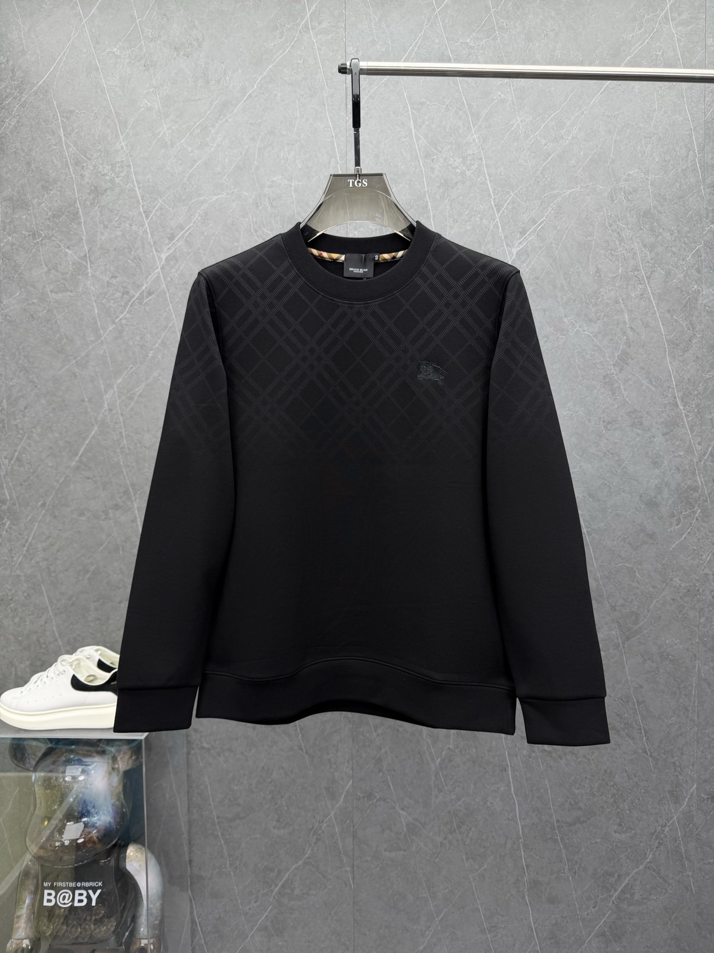 NO:600488,Burber*y 2025 new autumn and winter men's round neck bottoming long-sleeved sweatshirt T-shirt. High-end products for office buildings, blockbuster items, high street mix and match, eye-catching and powerful works, unique craftsmanship patterns, rich visual effects  .Custom-made fabric for high-strand sweatshirts supplied by Italian customers, with fleece treatment on the inside. It is breathable, soft and comfortable, has excellent drape, and the gloss brings a strong texture. It has an Italian slim fit. It is a super fashionable item that can be worn both inside and outside, giving men the most exquisite look. The colors are as shown in the picture.  Size M-3XL, can wear up to 190 pounds.,,burberry,hoodie,sweatshirts,tees,t-shirt,alexander wang19860909Burber*y巴*莉2025年秋冬新款男士圆领打底长袖卫衣T恤.写字楼高端货品,重磅级尤物单品,高街混搭腔调有味,吸睛有力之作,独特工艺制作图案,视觉效果丰富.意大利客供高股卫衣定制面料,内里做了抓绒处理,透气柔软舒适,垂感极佳,光泽度带来强烈的质感,意式修身剪裁,超好的时髦内外兼搭单品,给予男人最精致打扮.颜色如图 尺码M-3XL,最大可穿到190斤.,,burberry,hoodie,sweatshirts,tees，t-shirt,alexander wang,Men's clothing