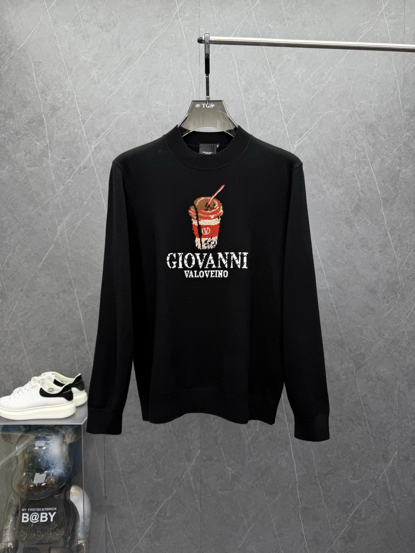 NO:600491,Valenti*o 2025 autumn and winter new men's base wool sweater. Trading company order, selected ingredients acrylic 47.2 cotton 20.6 sheep wool 16.  1. Nylon 16.1, which makes the wearer wider and more comfortable. The suede feels very strong and delicate, and is soft and glutinous. It can be worn directly against the body without any tingling sensation. The overall heavy-weight craftsmanship is displayed in a simple way, and the original tailoring is full of quality. It is very fashionable and gives the fashion a refined and elegant design concept. It is a must-have item in autumn and winter, and is a must-have for urban leisure. The color is as shown in the picture. Sizes M-3XL, can be worn up to 190 pounds.,,valentino,valentino,alexander wang19860909Valenti*o华伦*奴2025年秋冬新款男士打底羊毛衫.贸易公司订单,精选成份腈纶47.2棉20.6绵羊毛16. 1锦纶16.1,使穿着更挺阔舒适,绒面感极强极细腻,软糯入骨,可直接贴身穿着毫无刺痛感.整体重工艺简单方式展现,品质感十足原版剪裁,极具时尚感,赋予了时装精致和优雅的设计理念,秋冬必收的一款单品,都市休闲必备.颜色如图 尺码M-3XL,最大可穿到190斤.,,valentino,valentino,alexander wang,Men's clothing