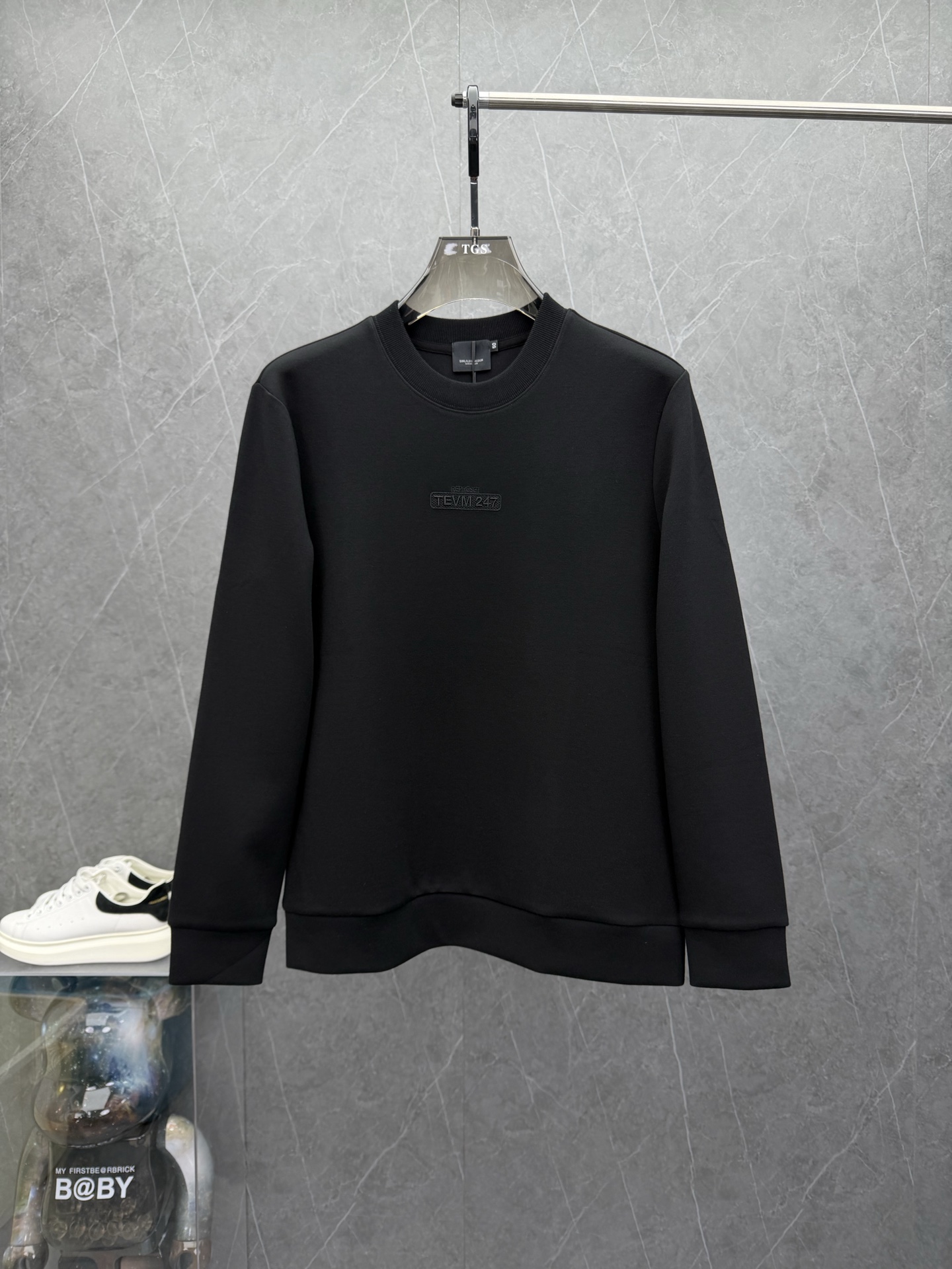 NO:600494,Emporio Arma*i's 2025 new autumn and winter men's round neck cashmere sweatshirt. The brand's latest flagship series, high-end trendy goods, sought after by all the stars!  Every major star and Internet celebrity has a single item for street use. The first-line brand specializes in cashmere protein, which feels soft, delicate and comfortable, and the fabric is stiff and sinewy. The brand's latest pattern is outlined on the chest, and the details are exquisite. The original tailoring gives the fashion a refined and elegant design concept, and is a must-have for urban leisure. The color is as shown, the size is M-3XL, and can be worn up to 190 pounds.,,armani,hoodie,sweatshirts,alexander wang19860909Emporio Arma*i阿*尼2025年秋冬新款男士圆领羊绒卫衣.品牌最新主打系列,高端潮物,众星追捧！各大明星网红人手一件出街单品.一线品牌特供羊绒蛋白,手感柔软细腻舒适,面料挺括有筋骨.胸前品牌最新图案勾勒,细节处处精美.原版剪裁,赋予了时装精致和优雅的设计理念,都市休闲必入.颜色如图 尺码M-3XL,最大可穿到190斤.,,armani,hoodie,sweatshirts,alexander wang,Men's clothing