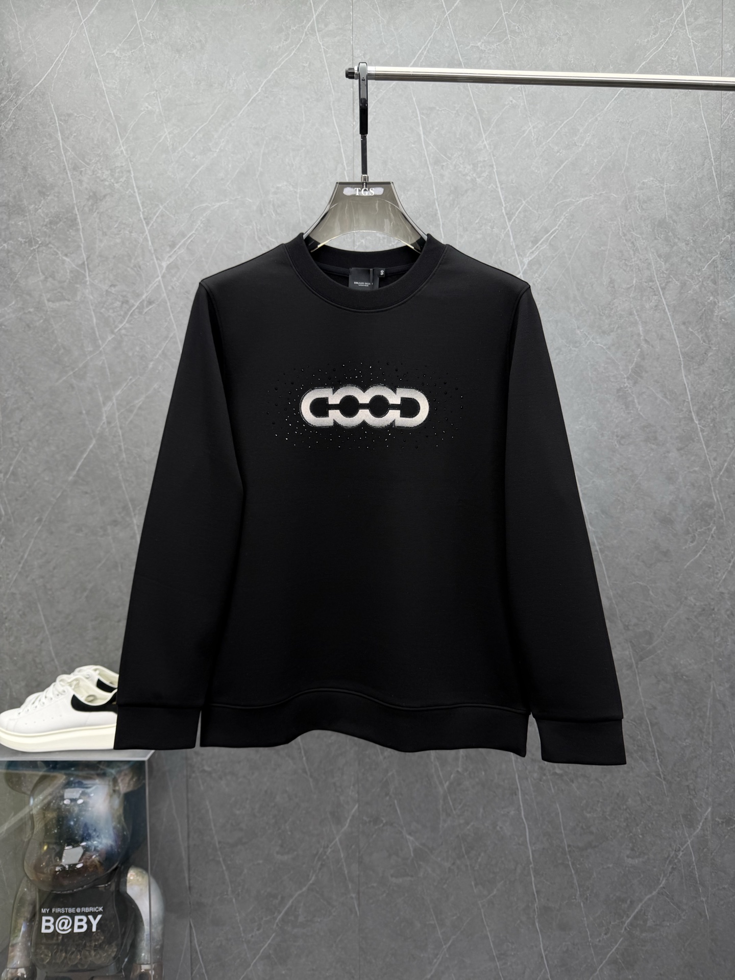 NO:600497,Guc*i ancient* 2025 new autumn and winter men's round neck bottoming long-sleeved sweatshirt T-shirt. High-end office products, heavyweight stunners, high street mix and match, eye-catching and powerful works, unique craftsmanship patterns, rich visual effects. Meaning  Dalike provides custom-made fabrics for high-strand sweatshirts. The interior is treated with fleece. It is breathable, soft and comfortable, with excellent drape. The gloss brings a strong texture. It has an Italian-style slim fit. It is a super fashionable item that can be worn both inside and outside, giving men the most exquisite look. The colors are as shown in the picture.  Size M-3XL, can wear up to 190 pounds.,,gucci,hoodie,sweatshirts,tees,t-shirt,alexander wang19860909Guc*i古*2025年秋冬新款男士圆领打底长袖卫衣T恤.写字楼高端货品,重磅级尤物单品,高街混搭腔调有味,吸睛有力之作,独特工艺制作图案,视觉效果丰富.意大利客供高股卫衣定制面料,内里做了抓绒处理,透气柔软舒适,垂感极佳,光泽度带来强烈的质感,意式修身剪裁,超好的时髦内外兼搭单品,给予男人最精致打扮.颜色如图 尺码M-3XL,最大可穿到190斤.,,gucci,hoodie,sweatshirts,tees，t-shirt,alexander wang,Men's clothing