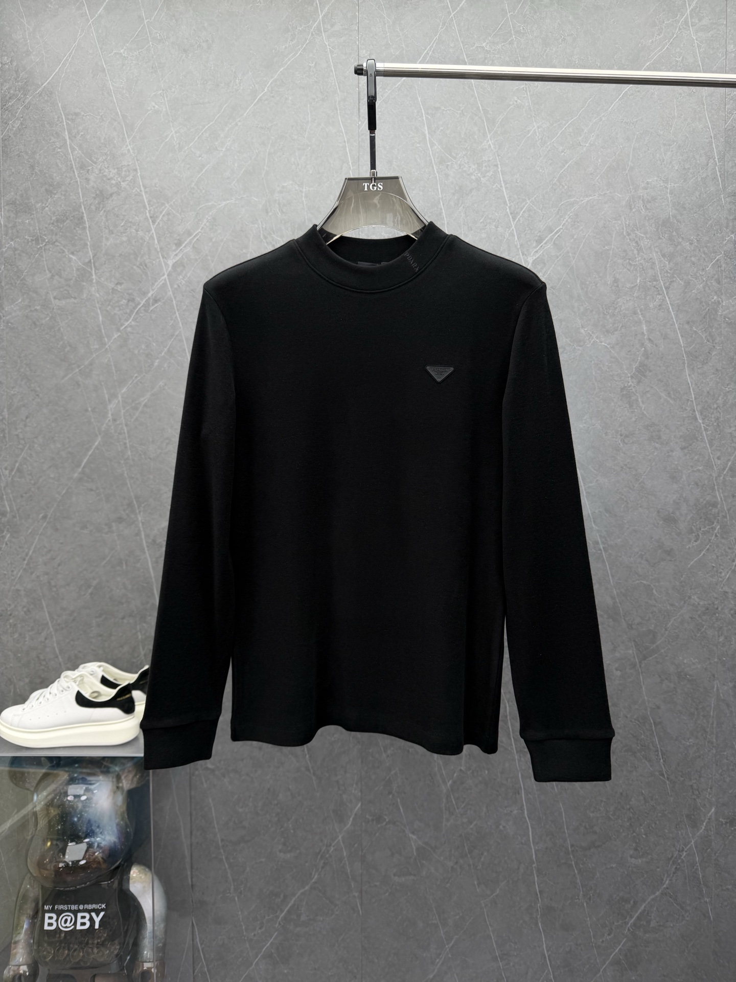 NO:600500,Pra*a's 2025 autumn and winter men's long-sleeved T-shirt bottoming shirt. Heavy-duty high-quality ready-to-wear standards. Selected brand custom fabrics, and added spandex cashmere ingredients, feel delicate and elastic, soft and waxy, and extremely warm and comfortable to wear next to the body. The unique craft brand LOGO design on the chest has a strong visual sense. First-class tailoring, simple and neat style, consistent with men's practical dressing habits, urban business casual, light and mature male stunners are the first choice. The color is as shown in the picture  Size M-3XL, can wear up to 200 pounds.,, prada, tees, t-shirt, alexander wang19860909Pra*a普*达2025年秋冬款男士长袖T恤打底衫.重磅高品质成衣水准.精选品牌定制面料,并加入了氨纶山羊绒成分,手感细腻富有弹性,软糯入骨,贴身穿着极其保暖舒适.胸前独特工艺品牌LOGO设计,视觉感超强.一流的剪裁,简单利落的风格,吻合了男性实用的穿衣习惯,都市商务休闲轻熟男尤物首选.颜色如图 尺码M-3XL,最大可穿到200斤.,,prada,tees，t-shirt,alexander wang,Men's clothing