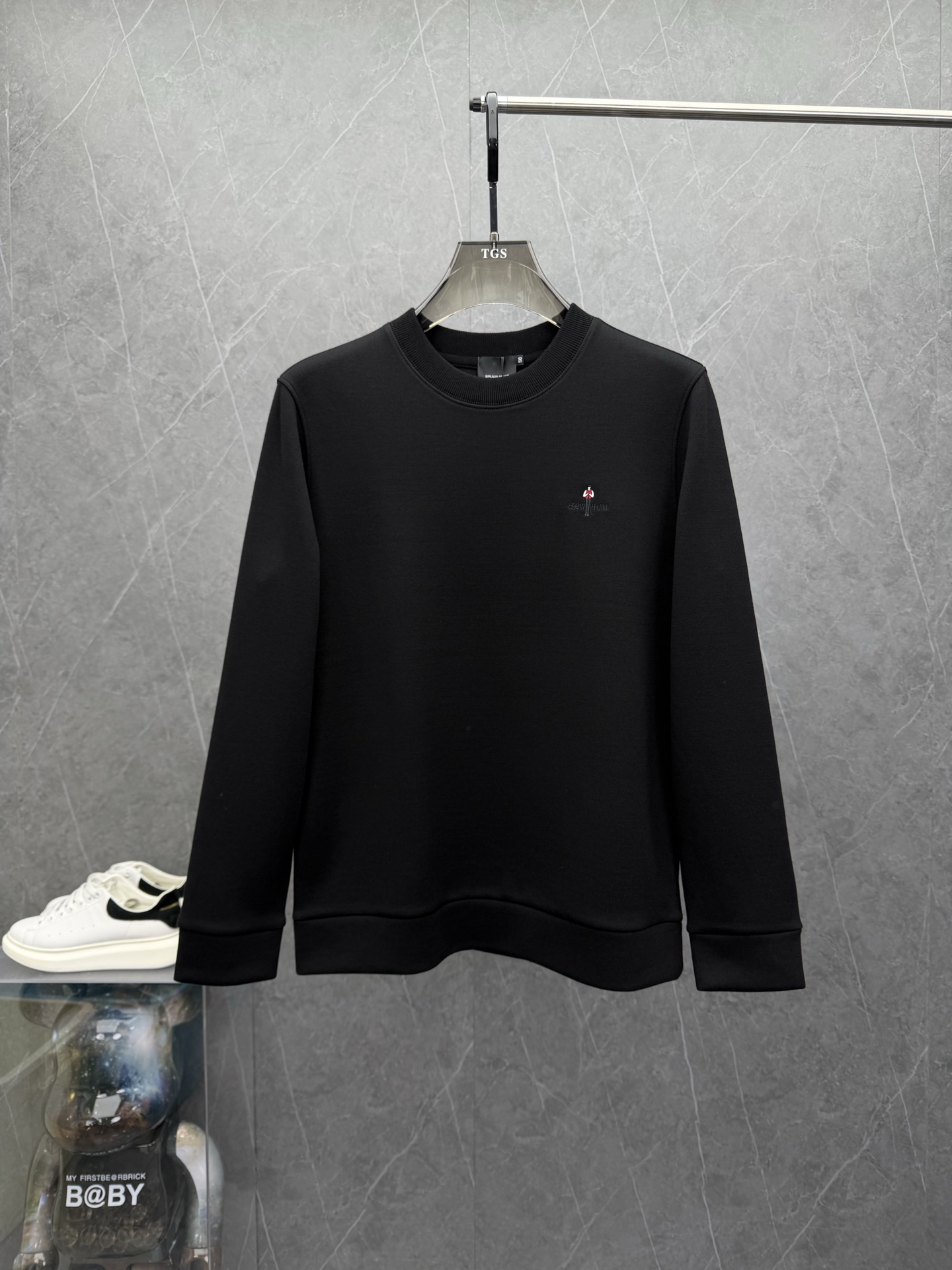 NO:600474,Emporio Arma*i's 2025 new autumn and winter men's round neck cashmere sweatshirt. The brand's latest flagship series, high-end trendy goods, sought after by all the stars!  Every major star and Internet celebrity has a single item for street use. The first-line brand specializes in cashmere protein, which feels soft, delicate and comfortable, and the fabric is stiff and sinewy. The brand's latest pattern is outlined on the chest, and the details are exquisite. The original tailoring gives the fashion a refined and elegant design concept, and is a must-have for urban leisure. The color is as shown, the size is M-3XL, and can be worn up to 190 pounds.,,armani,hoodie,sweatshirts,alexander wang19860909Emporio Arma*i阿*尼2025年秋冬新款男士圆领羊绒卫衣.品牌最新主打系列,高端潮物,众星追捧！各大明星网红人手一件出街单品.一线品牌特供羊绒蛋白,手感柔软细腻舒适,面料挺括有筋骨.胸前品牌最新图案勾勒,细节处处精美.原版剪裁,赋予了时装精致和优雅的设计理念,都市休闲必入.颜色如图 尺码M-3XL,最大可穿到190斤.,,armani,hoodie,sweatshirts,alexander wang,Men's clothing