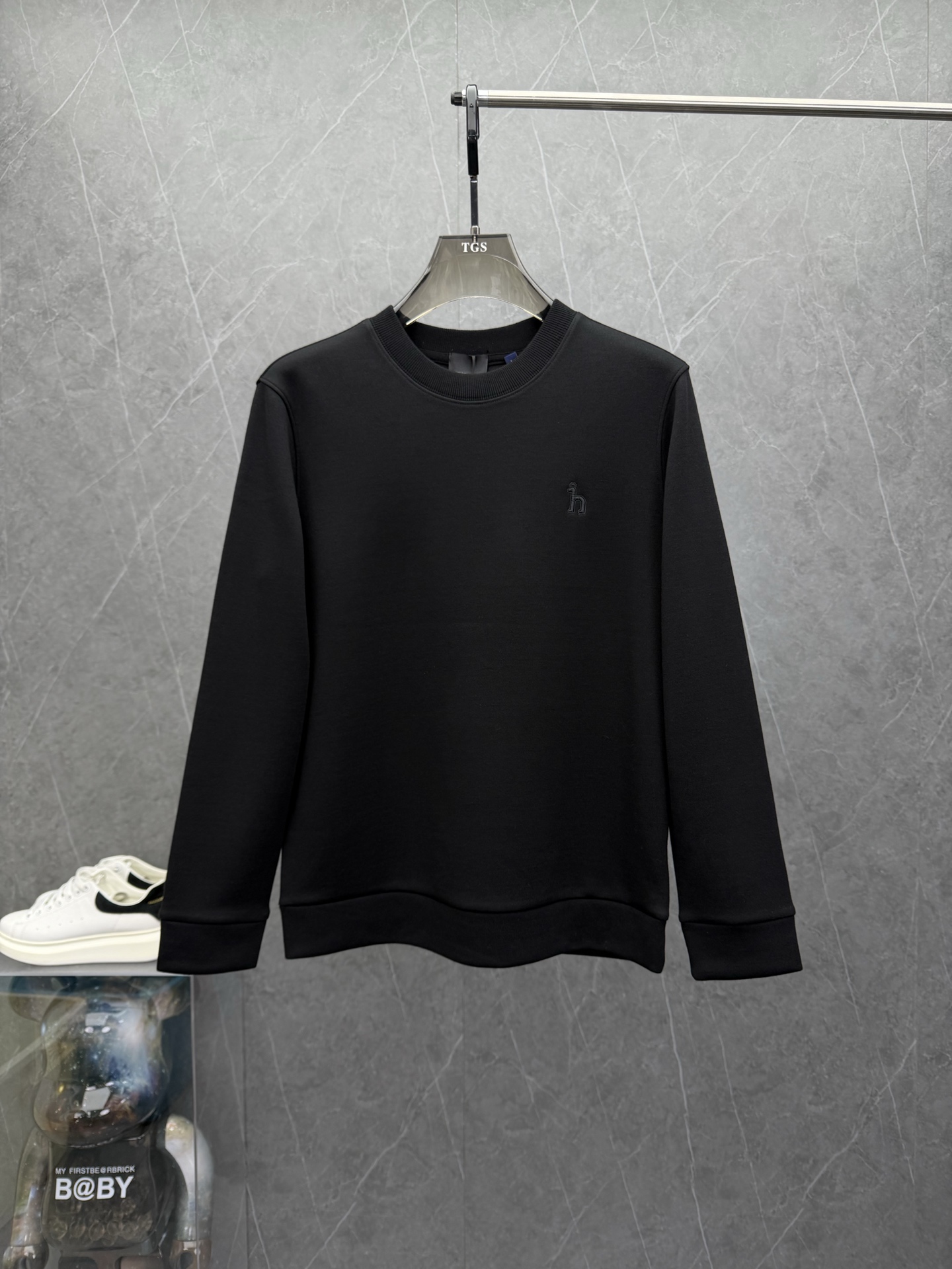 NO:600477,HAZZY*S 2025 new autumn and winter men's round neck cashmere sweatshirt. The brand's latest flagship series, high-end trendy products, sought after by all the stars!  Every major star and Internet celebrity has a single item for street use. The first-line brand specializes in cashmere protein, which feels soft, delicate and comfortable, and the fabric is stiff and sinewy. The brand's latest pattern is outlined on the chest, and the details are exquisite. The original cut gives the fashion a refined and elegant design concept, and is a must-have for urban leisure. The color is shown in the picture. Sizes M-3XL, can be worn up to 190 pounds.,, hoodie, sweatshirts, alexander wang19860909HAZZY*S哈吉*斯2025年秋冬新款男士圆领羊绒卫衣.品牌最新主打系列,高端潮物,众星追捧！各大明星网红人手一件出街单品.一线品牌特供羊绒蛋白,手感柔软细腻舒适,面料挺括有筋骨.胸前品牌最新图案勾勒,细节处处精美.原版剪裁,赋予了时装精致和优雅的设计理念,都市休闲必入.颜色如图 尺码M-3XL,最大可穿到190斤.,,hoodie,sweatshirts,alexander wang,Men's clothing