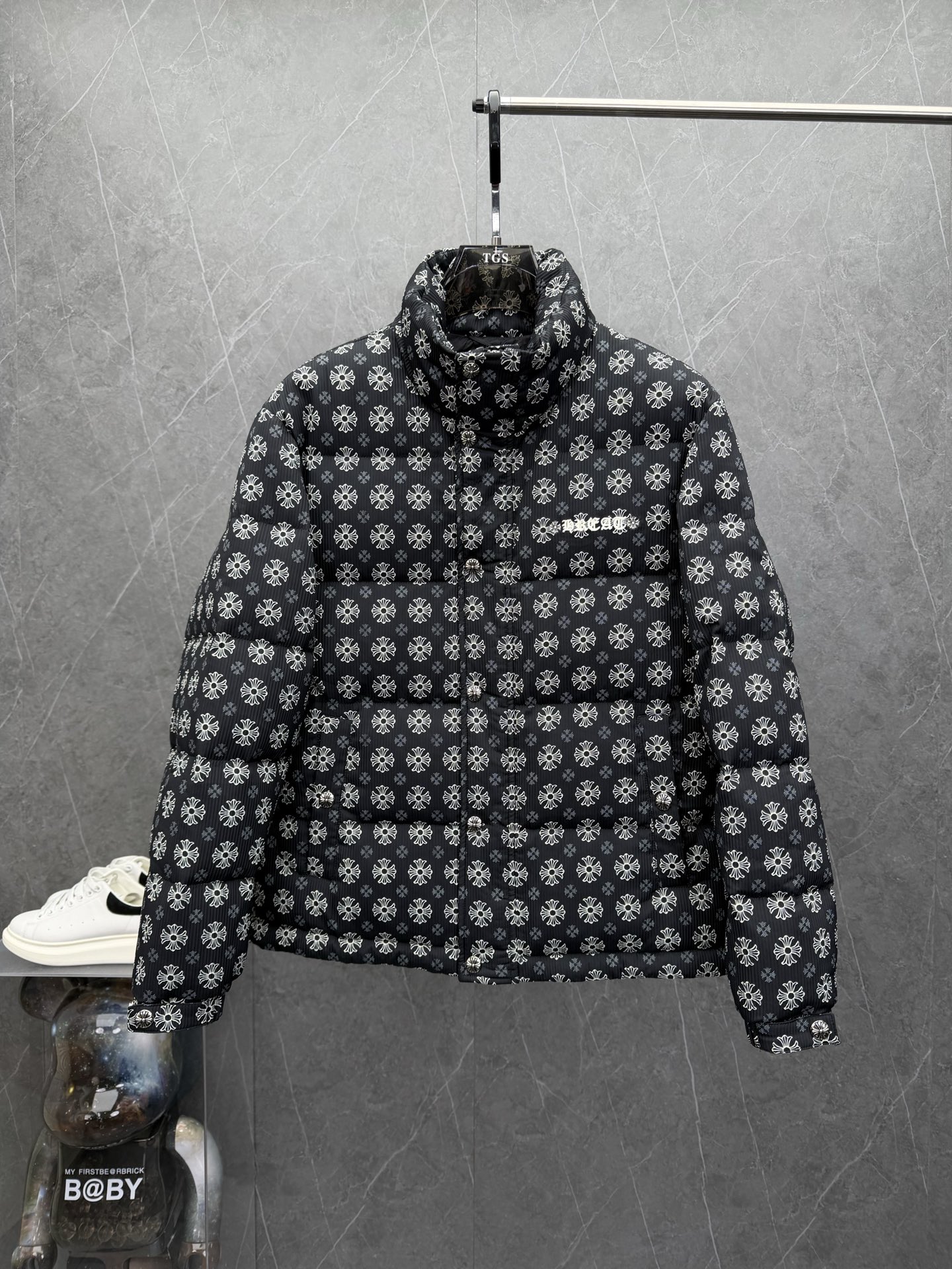 NO:614497,Chrome Hear*s 2025 autumn and winter new men's stand-up collar down jacket, customized limited edition, trading company order, windproof and thickened to keep warm, a cold-resistant outerwear in extremely cold weather, each down jacket must be temperature tested to achieve the best outdoor wearing effect, warmth and fashion sense,  The upper body has an excellent silhouette, and the fabrics are customized from Italian customers. The visual effect is super strong. The warmth retention, wind resistance, and waterproof performance are all top-notch. The latest down jacket is made of 90 white duck down and 10 feathers, which is the standard for the highest-end down jackets.  , contains a three-layer anti-drilling inner liner, which will never run away. It is filled with 90% imported international new standard white duck down. It is fluffy, thick and warm, with strong resilience and no pressure to cope with the cold winter. Exported by trading companies, foreign orders, classic solid color design, original hardware accessories, fashionable and elegant, all details are meticulous, world-class design, absolutely versatile, a must-have in autumn and winter, a warm product that can be used for urban leisure and outdoor use. The color is as shown in the picture  Sizes M-3XL, can fit up to 200 pounds.,,chrome hearts,jackets & coats,down jacket,alexander wang19860909Chrome Hear*s克*心2025年秋冬新品男士立领羽绒服外套,定制限量款,贸易公司订单,挡风加厚保暖,极端寒冷的天气里的御寒外衣,每件羽绒衣都要经过温度测试,以达到最好的室外穿着效果,保暖兼备时尚感, 上身廓形极好,意大利客供定制面料,视觉效果超强.保暖性,防风度,防水性能都是超一流的.最新出炉羽绒服,采用90白鸭绒,10羽毛 ,是最高端羽绒服的标准 ,含三层防钻毛内胆,绝对不会跑绒,内充90进口国际新标白鸭绒,蓬松厚实保暖,回弹力极强,应对寒冬无压力.贸易公司出口,国外订单,经典纯色设计,原版五金辅料,时尚大方,一切细节做到一丝不苟,全球一流设计,绝对百搭无敌,秋冬必备的一款都市休闲户外都可驾驭的保暖胜品.颜色如图 尺码M-3XL,最大可穿到200斤.,,chrome hearts,jackets & coats,down jacket,alexander wang,Men's clothing