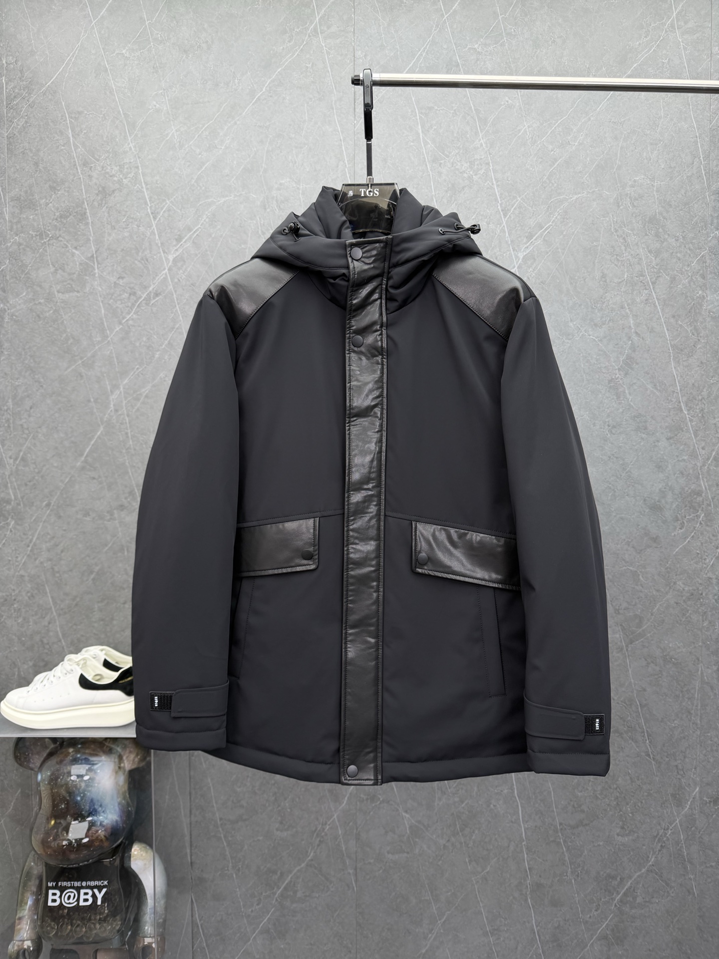 NO:614500,EMPORIO  ARMA*I's 2025 new autumn and winter men's mid-length down jacket. Casual hooded design, the treasure of the counter. The shape and tailoring are quite stylish. This kind of style and rigorous enough item, wear a turtleneck sweater under it in autumn and winter, and you will no longer be afraid of the cold.  Light and delicate fabrics are all supplied by customers, with direct punching technology and sheepskin splicing decoration. It is thick and warm enough to withstand the entire cold winter. It is filled with 90 white duck down that exceeds the national standard and collects heat at the back of the upper body very quickly. All hardware accessories are supplied by brands. It is high-style and elegant. It is a must-have jacket for autumn and winter. Color is black  Sizes M-3XL, can wear up to 200 pounds.,,armani,jackets & coats,down jacket,sheepskin,hats,alexander wang19860909EMPORIO ARMA*I阿*尼2025年秋冬新款男士中长款羽绒服外套.连帽休闲设计,柜台的镇店之宝,版型和剪裁都相当有型,这种比较有格调又足够严谨的单品,秋冬内搭一件高领毛衫再也不畏惧寒冷了.轻盈细腻全客供面料,直冲工艺,绵羊皮拼接修饰,其厚实保暖度足以抵御整个寒冬.内填充超国标90白鸭绒,上身后聚热速度超快.五金配件全部品牌客供,高格调气质优雅,秋冬必备的外套.颜色黑色 尺码M-3XL,最大可穿到200斤.,,armani,jackets & coats,down jacket,sheepskin,hats,alexander wang,Men's clothing