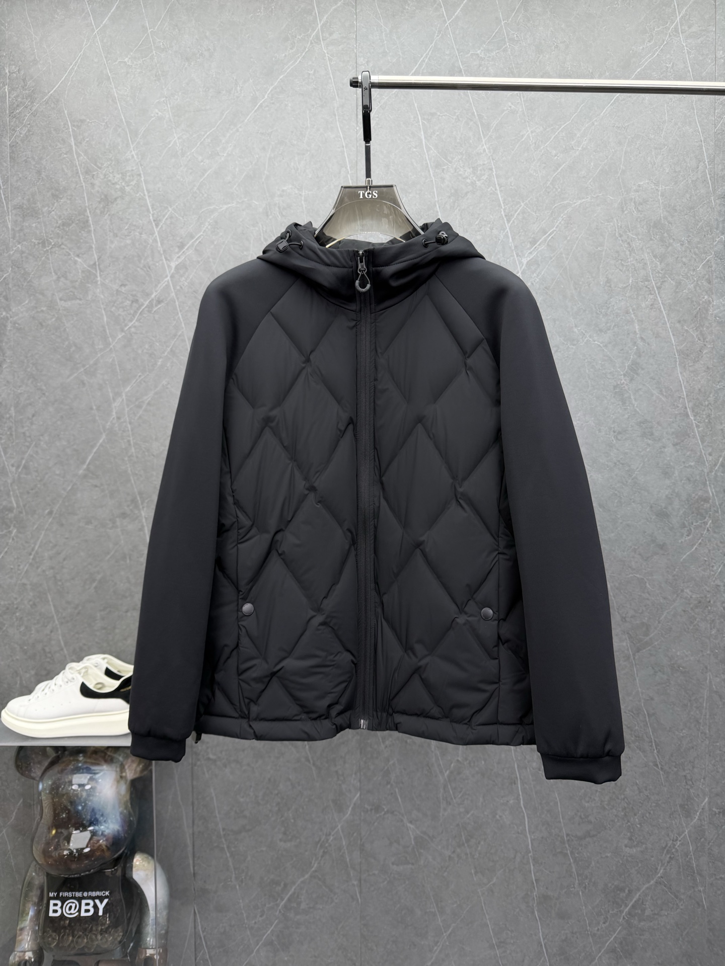 NO:614508,MONCL*R men's new stand-collar lightweight down jacket for autumn and winter 2025, produced through trading company channels, perfect appearance, great value for money experience, a must-have high-end down jacket for autumn and winter, minimalist style, suitable for business or leisure, men  A high-end item with both temperament and warmth. This simple design, simple and thin seam design, also fully locks the down, providing better thermal protection. The brand logo is embellished on the arms to highlight the brand recognition. Fashionable stand-up collar design, with Italian three-dimensional cut  Cut, fashionable and easy to match, both men and women can easily control it. This model still uses double-layer custom fabrics, which is full of texture and fully locks down. It is filled with top-grade national standard 90 down, with excellent fluffiness and warmth. The fullness visible to the naked eye makes this down  The clothing is very stylish. This down jacket is comfortable and warm, allowing you to enjoy autumn and winter freely and comfortably, harvesting temperature and style at the same time. Close your eyes and enter the series. It is a must-have for men's wardrobe. Sizes M-3XL, can be worn up to 190 pounds.,,jackets  & coats,down jacket,alexander wang19860909MONCL*R蒙*2025年秋冬男士新款立领轻薄款羽绒服外套,贸易公司渠道出品,完美品相,超值性价比体验,秋冬必备的高端羽绒服,极简风格,可商务可休闲,男士气质与温度兼具的高端单品.此款简约设计,简约细衔缝设计,也充分锁住羽绒,提供更优保暖防护.手臂处品牌logo点缀,彰显品牌辨识度.时尚立领设计,搭配意式立体剪裁,时尚易搭配,无论男女都能轻松驾驭.此款依旧采用双层定制面料,质感十足,充分锁住羽绒.内充顶级国标90绒,蓬松度与保暖性极佳,肉眼可见的饱满感,让这件羽绒服非常有型.此款羽绒服舒适又温暖,让你自由舒适的享受秋冬,同步收获温度与风度,闭眼入系列,男士衣橱必备.尺码M-3XL,最大可穿到190斤.,,jackets & coats,down jacket,alexander wang,Men's clothing