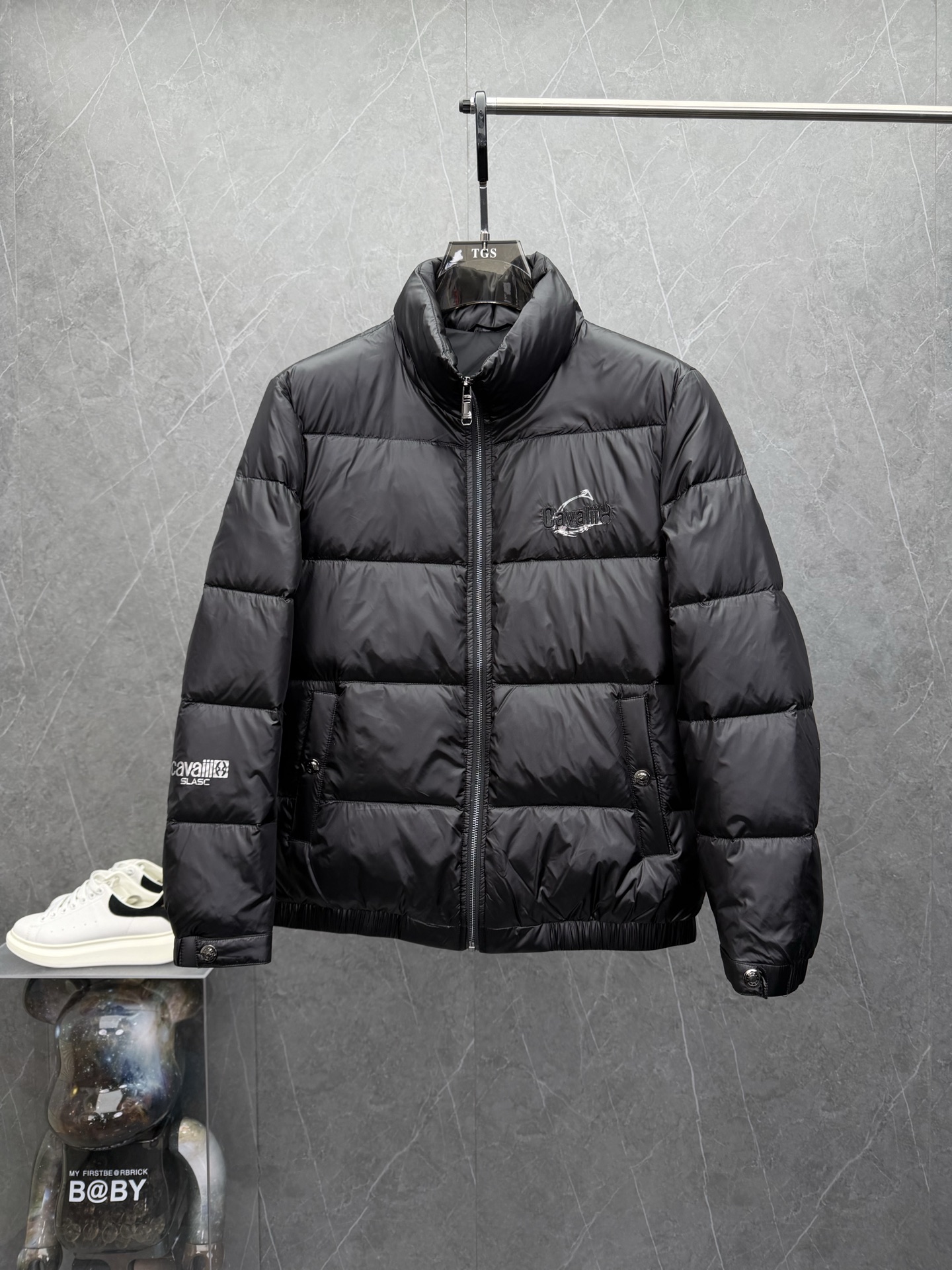 NO:607806,Roberto  Calal*i Robert Cal*li 2025 new autumn and winter men's stand-up collar down jacket, haute couture limited sale, high-end first-line ready-to-wear top series. The interior is 90 white goose down, with excellent fluffiness, full filling, warmth and style. Once this style was launched, it was very popular among celebrities and fashionistas. It is not easy  It is also very durable despite being outdated, and the upper body is comfortable and stylish. The whole body is treated with rhombus grid technology to create a perfect visual effect. The upper body of customized fabric is super light and soft. There are three layers of rhinestone lining inside. It is original cut. It is a must-have thermal product to keep hands warm in autumn and winter. It gives men the most exquisite dress and is a must-have for urban elites. The color is black.  Sizes M-3XL, can fit up to 190 pounds.,,jackets & coats,down jacket,alexander wang19860909Roberto Calal*i罗伯特·卡*利2025年秋冬新款男士立领羽绒服外套,高级定制限量出售,高定一线成衣顶级系列.内里90白鹅绒,蓬松度极好,填充物饱满,保暖有型.此款一经推出,深受明星和时尚达人的欢迎,不易过时也非常耐穿,上身舒适有型.通体菱形格工艺处理,缔造出完美的视觉效果,定制面料上身超级轻便柔软,内里三层放钻毛内胆,原版剪裁,秋冬保暖人手必备的保暖圣品,给予男人最精致打扮,都市精英休闲必备.颜色黑色 尺码M-3XL,最大可穿到190斤.,,jackets & coats,down jacket,alexander wang,Men's clothing