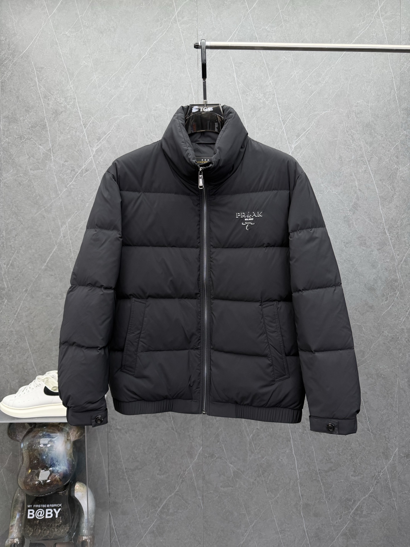 NO:607812,PRA*A's 2025 new autumn and winter men's stand-up collar down jacket is a high-end customized limited edition. It is undoubtedly a must-have item in a handsome man's wardrobe. It is made of selected nylon fabric imported from Italy, which feels soft and dry, and has a crisp and stylish upper body effect. This year's most popular down jacket is extremely easy to care for, and is available on the chest.  Simple logo decoration, an extremely novel design technique, with a three-layer anti-drilling lining, filled with imported international new standard white duck down, fluffy, thick and warm, with strong resilience, no pressure to deal with cold winters. A must-have warm product for autumn and winter that can be used for business, leisure and outdoor use. The first choice for urban quality, young and fashionable!  Color black, size M-3XL, can be worn up to 190 pounds., prada, jackets & coats, down jacket, alexander wang19860909PRA*A普*2025年秋冬新款男士立领羽绒服外套,高级定制限量款,无疑是型男衣橱必备单品.采用精选意大利进口尼龙面料,手感软糯干爽,上身效果挺括有型.今年最主打热卖的羽绒,打理极其容易,胸口处简约logo修饰,极其新颖的一款设计手法,含三层防钻毛内胆,内充进口国际新标白鸭绒,蓬松厚实保暖,回弹力极强,应对寒冬无压力.秋冬必备的一款商务休闲户外都可驾驭的保暖胜品.都市品质年轻时尚首选！颜色黑色 尺码Ｍ-3XL,最大可穿到190斤.,,prada,jackets & coats,down jacket,alexander wang,Men's clothing