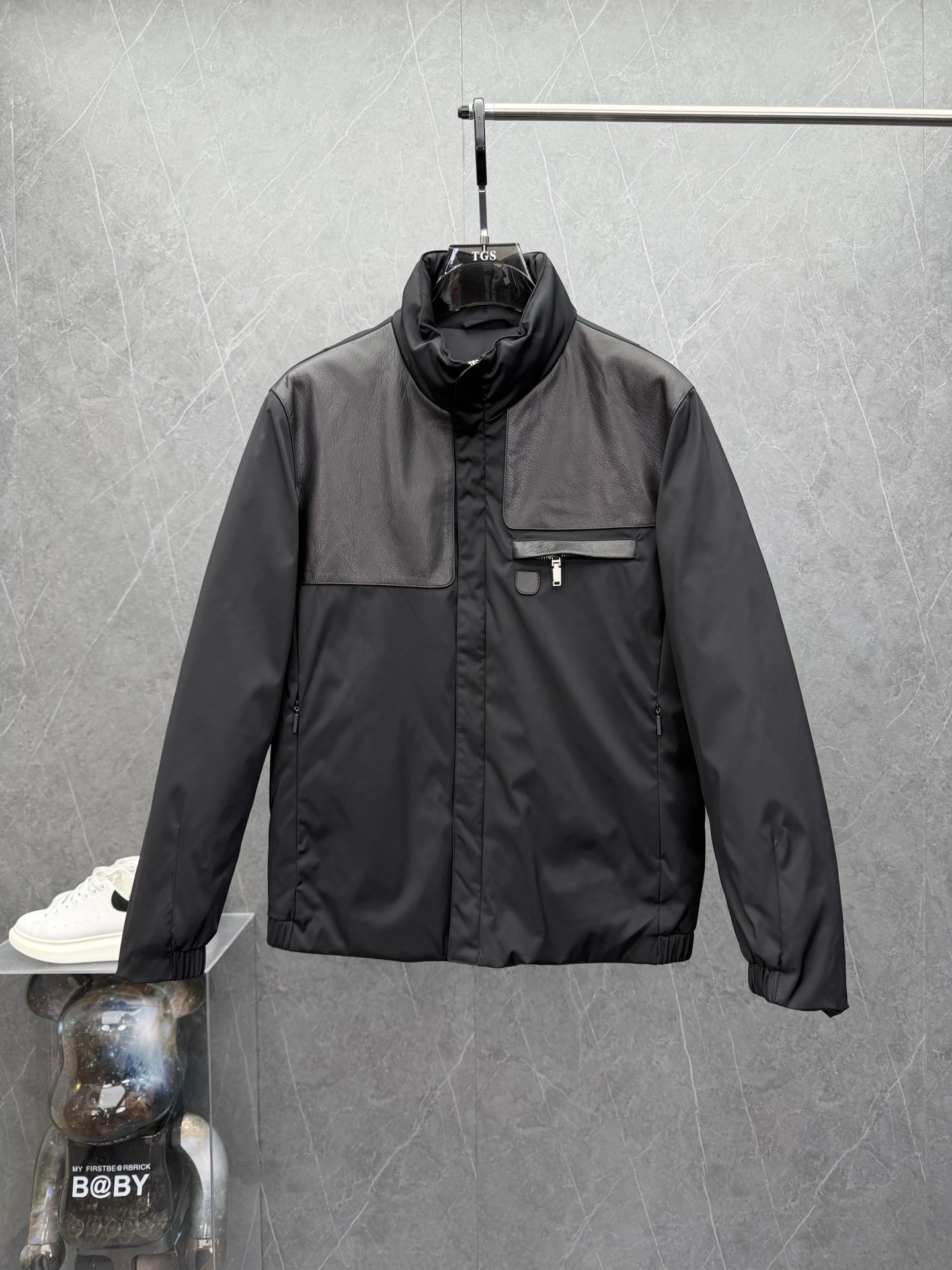 NO:614504,EMPORIO ARMA*I 2025 autumn and winter new men's stand-up collar down jacket, high-end product series, selected high-quality sheep leather and white duck down, natural luster, exquisite texture and workmanship, on sale, three-dimensional tailoring design, sprinkling Taking off and releasing spontaneity is not only attractive in appearance, but also very practical. It is easy to move and feels unrestrained when worn. It makes men more energetic and capable. It is a must-have for urban business and leisure elites. Keep it for yourself and give it away. High-end goods. The colors are as shown in the picture. Size M-3XL, can wear up to 190 pounds, armani, jackets & coats, down jacket, sheepskin, alexander wang19860909EMPORIO ARMA*I阿*尼2025年年秋冬新款男士立领羽绒服外套,高端臻品系列产品,精选上等綿羊皮与白鸭绒结合,光泽感自然,精致的质地和做工,在售,立体剪裁版型设计,洒脱与率性释放出来,不仅耐看,实用性也是很好的,便于活动,穿上身感觉无拘无束,把男人装裱的更具精神和干练气质,都市商务休闲精英必备,自留送人高大尚.高端货.颜色如图 尺码M-3XL,最大可穿到190斤,,armani,jackets & coats,down jacket,sheepskin,alexander wang,Men's clothing