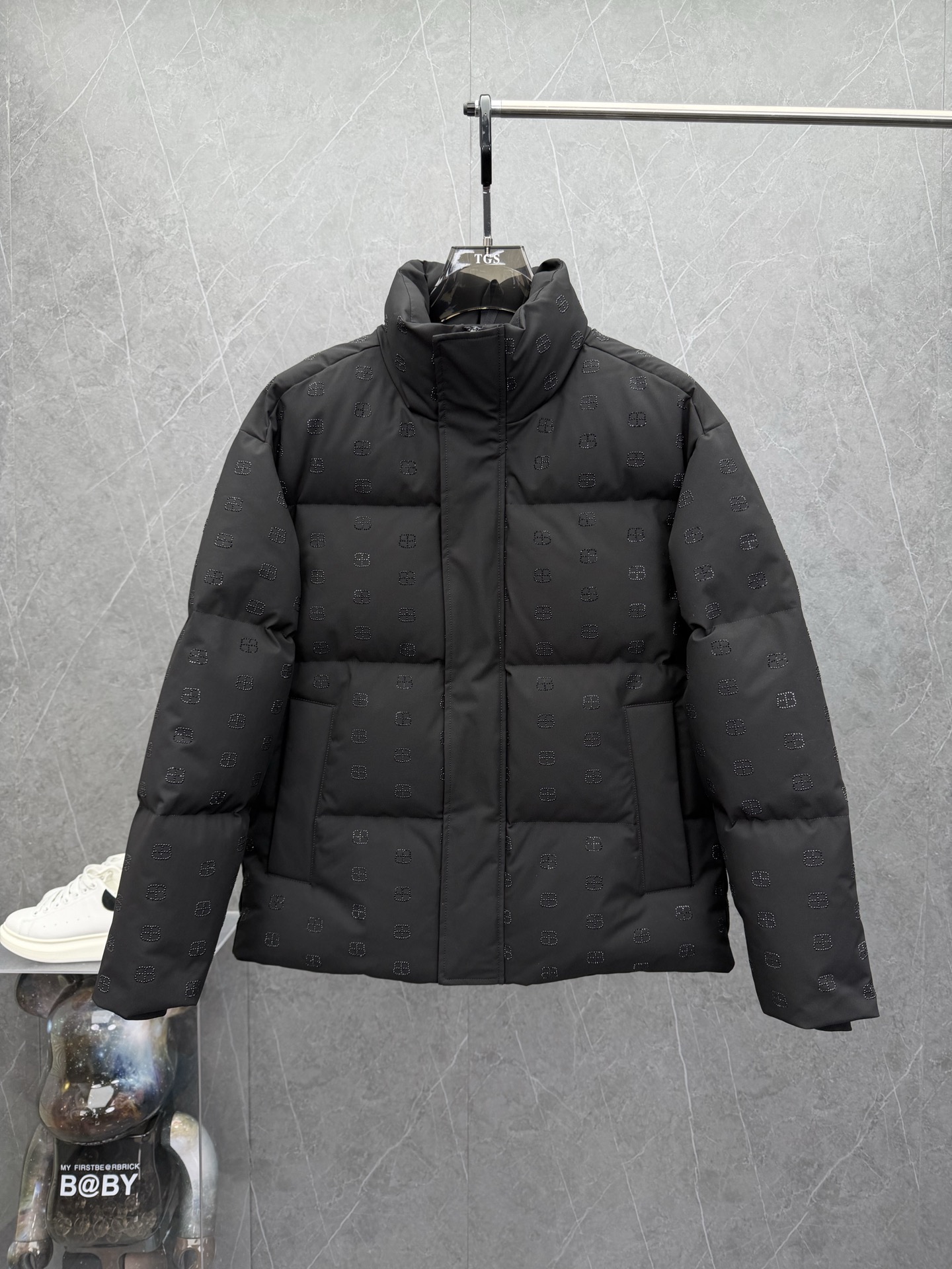 NO:607817,BALENCAI*A Paris*'s 2025 new autumn and winter men's stand-collar fashionable down jacket outdoor jacket, limited edition sale. This is the 25 new autumn and winter element outdoor stand-collar down jacket. The fabric is selected for high-quality warmth and is made of 90% down and 10% feather. The warmth retention is super good. You can feel full of warmth the moment you put it on. It has both good looks and practicality. This  This outdoor casual down jacket is a classic and versatile style. It can be used in autumn and winter. Even in the Northeast, you can spend the whole winter warmly. The whole body is really beautiful. It is a super healing series, refreshing and clean without being heavy. You can match it casually and go out handsomely. Sizes M-3XL, can be worn up to 200 pounds.,, balenciaga, jackets  & coats,down jacket,alexander wang19860909BALENCAI*A巴黎*家2025年秋冬新款男士立领时尚羽绒服户外外套,精品限量销售.这是25新款秋冬元素户外立领式羽绒服外套,面料精选优质保暖,采用90的羽绒和10羽毛制作而成,保暖性超好,穿上身的瞬间就能感觉到满满温暖,颜值和实用性兼具.这款户外休闲羽绒服外套,经典的百搭款,秋冬一件搞定,即使是东北也完全可以温暖的度过整个冬天,通体满钻真的是绝美了,超级治愈的系列,清爽干净又不显沉重,随意搭配即可帅气出街.尺码M-3XL,最大可穿到200斤.,,balenciaga,jackets & coats,down jacket,alexander wang,Men's clothing