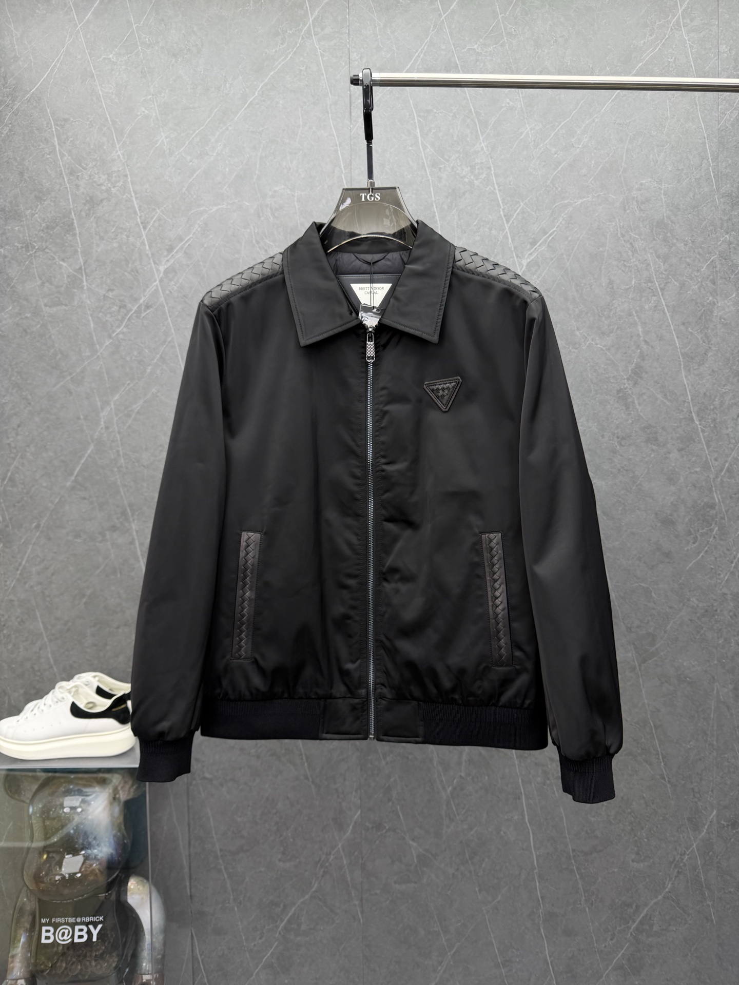 NO:607822,Bottega  vene*a Bao* men's genuine leather spliced casual down jacket, foreign trade goods, 2025 autumn and winter high-end show model, heavyweight product, palace-level tasting beauty. The lapel is in a regular version, simple design and clean cut  At the same time, it is combined with the splicing of genuine sheepskin at the pockets to release freedom and spontaneity. It is not only attractive in appearance, but also very practical. It is easy to move and feels unrestrained when worn. The clothes are similar to a jacket, but they are warm, wind-resistant and cold-resistant.  Similar to a down jacket, the texture is tight and thick, the texture is generally not exposed, and it feels warm, plump and elastic. It is a small jacket that can keep out the cold in southern winter. It feels warm and comfortable to the touch. The whole body is full of luxury and low-key embroidery patterns. The details are exquisite and the colors are not only versatile but also very high-end. The upper body is full of style. It is a unique type of zero-collision shirt on the market. Sizes M-3XL, can be worn up to 190 pounds.,,bottega  veneta,jackets & coats,jackets & coats,down jacket,sheepskin,alexander wang19860909Bottega vene*a葆*家男士真皮拼接休闲羽绒夹克外套,洋行贸易货,2025年秋冬高级秀场款,重磅级臻品,殿堂级品鉴尤物.翻领常规的版型,简约设计剪裁干净利落的同时,结合口袋处真皮绵羊皮的拼接,洒脱与率性释放出来,不仅耐看,实用性也是很好的,便于活动,穿上身感觉无拘无束,衣服形似夹克,但是保暖抗风抗寒程度和羽绒服差不多,质地紧密厚实,织纹一般不显露,手感温暖、丰满、富有弹性,是一款南方冬天可以御寒的小外套,触感温暖手感舒服,通体充满奢华感又低调的刺绣图案,细节匠心考究,颜色不仅百搭还非常显高级,上身款型十足,市面零撞衫的类型,属于独一无二的存在.尺码M-3XL,最大可穿到190斤.,,bottega veneta,jackets & coats,jackets & coats,down jacket,sheepskin,alexander wang,Men's clothing