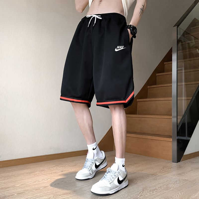 Nike 舒适亲肤，炒鸡透气，同时上身能很好的保持整个短裤的版型