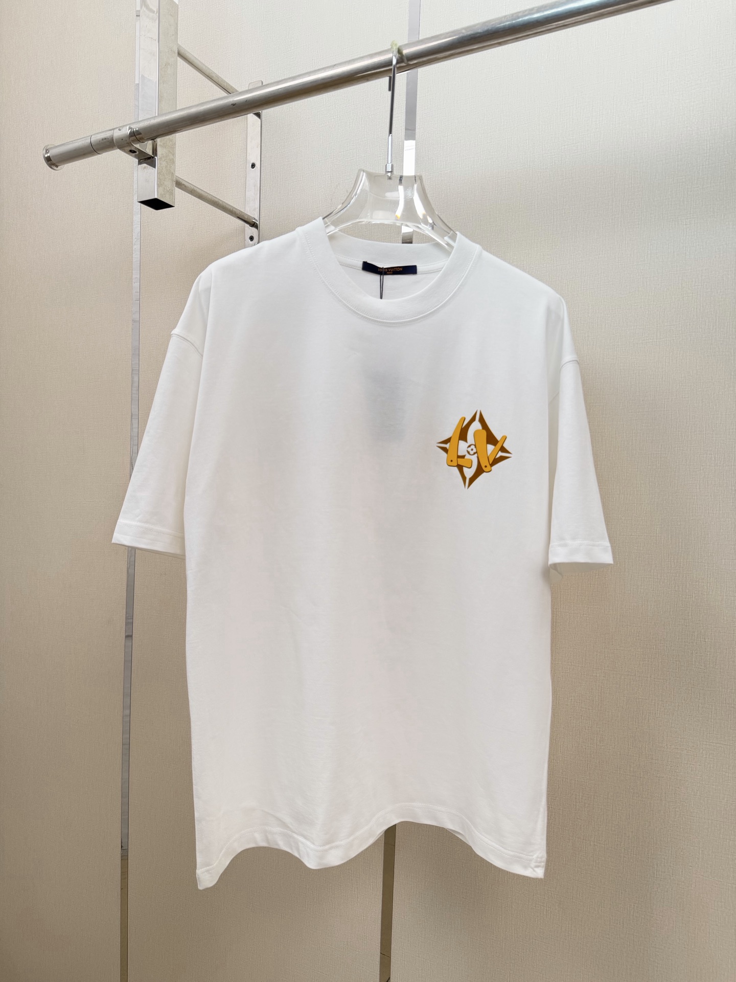 P85 Camiseta LV espalda logo dorado estilo graffiti americano | elegancia discreta y alta calidad, tipografia dorada re…