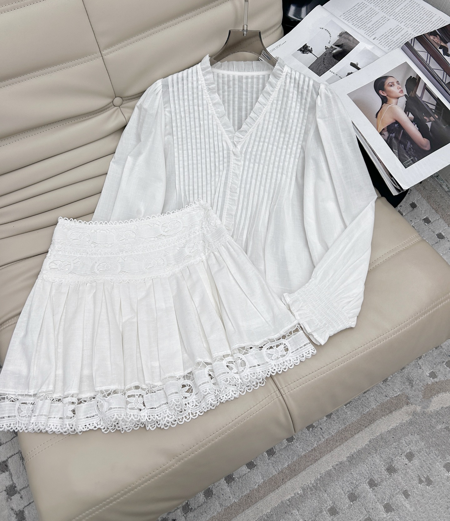 NO:310762,The new shirt with spring and summer, especially heavy-industrial wrinkled earrings, the wavy sleeves are super cool, the whole body is three-dimensional, sweet and exquisite and elegant, SML, skirts, alexander wang19860909上半裙春夏新款衬衣 特别重工的皱褶木耳边设计 波浪袖超级拉风的整个衣身立体 甜美又精致优雅SML上,,skirts,alexander wang,Women's clothing