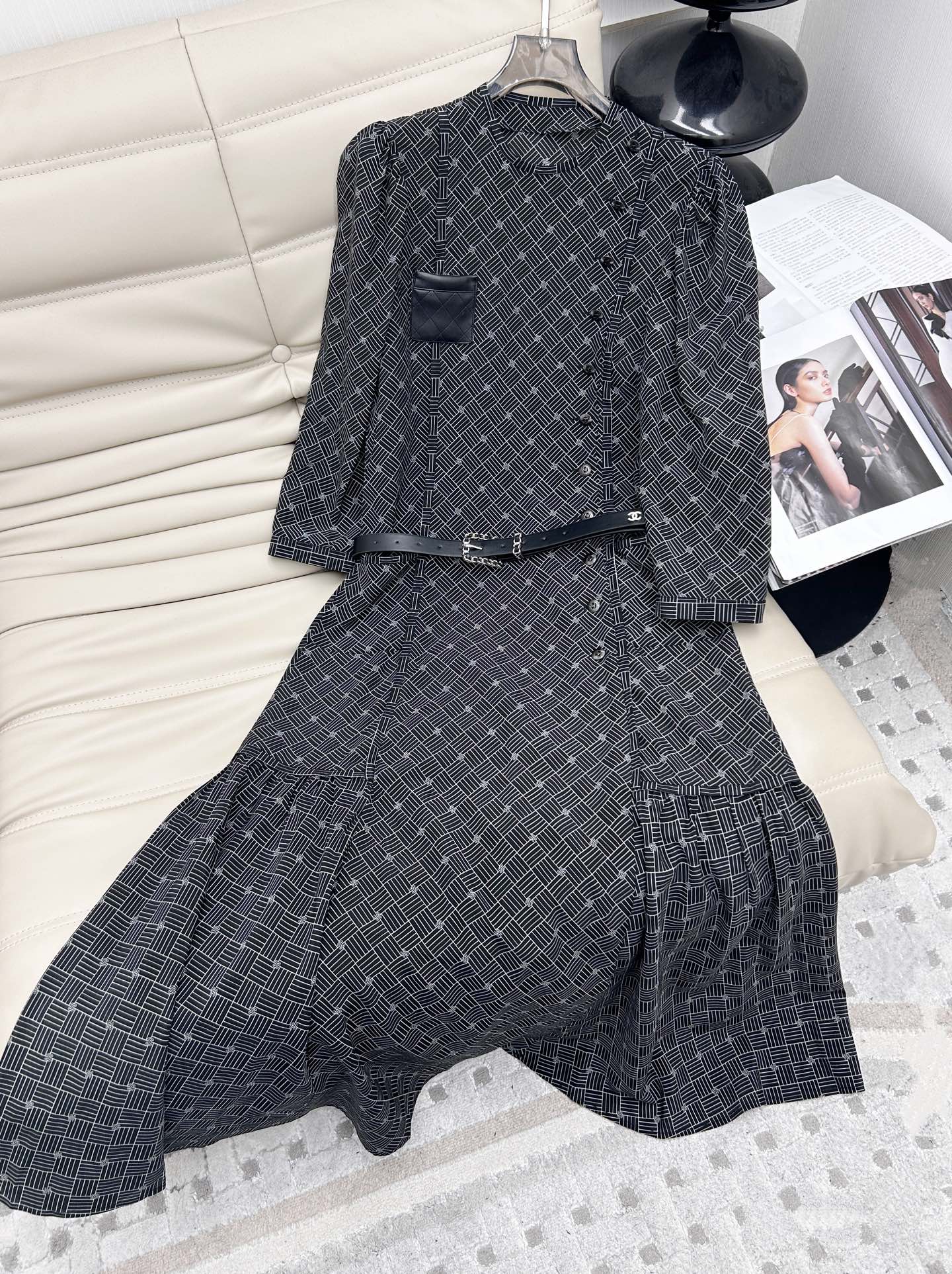 NO:319848,High-end original single quality Chan*l Chanel 25 new product. Round neck button striped waist-hugging silk dress!  Retro literary style, super high matching, a must-have artifact for white, rich and beautiful things!  Perfect style is versatile and not picky. Minimalist and elegant casual style, imported silk fabric, delicate texture, chanel, chanel, skirts, real silk, alexander wang19860909高端原单品质 Chan*l 香奈儿25新品.圆领纽扣条纹收腰真丝连衣裙！复古文艺风,可搭配度超高,白富美必备神器！完美版型百搭不挑人.极简优雅的随性风,进口真丝面料 质感细腻一色,,chanel,chanel,skirts,real silk,alexander wang,Women's clothing