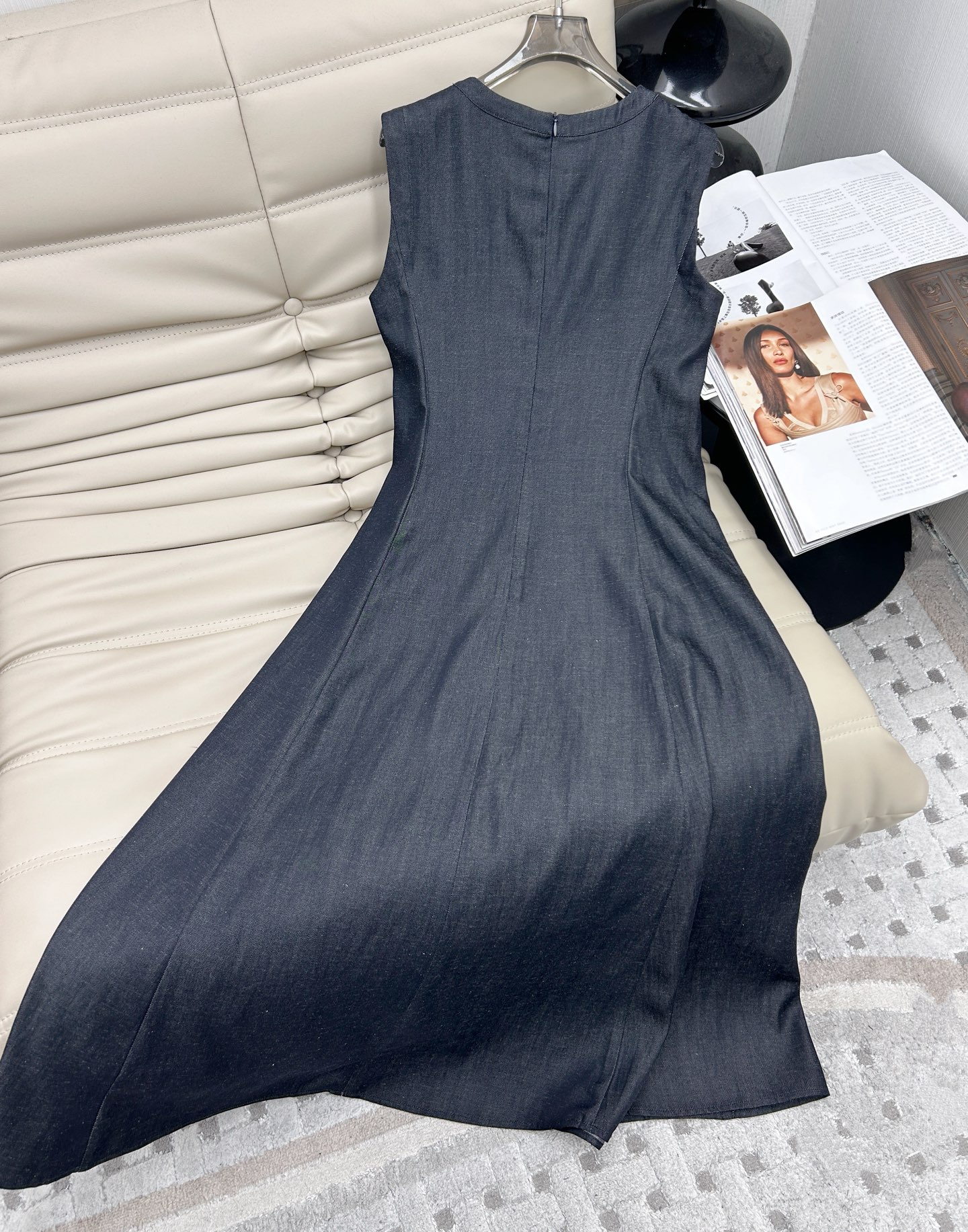 🔥🔥🔥 新品上架 圆领无袖连衣裙👗，定制面料，织造成牛仔肌理 复古时髦 垂顺透气 圆领无袖背心裙 立轮廓