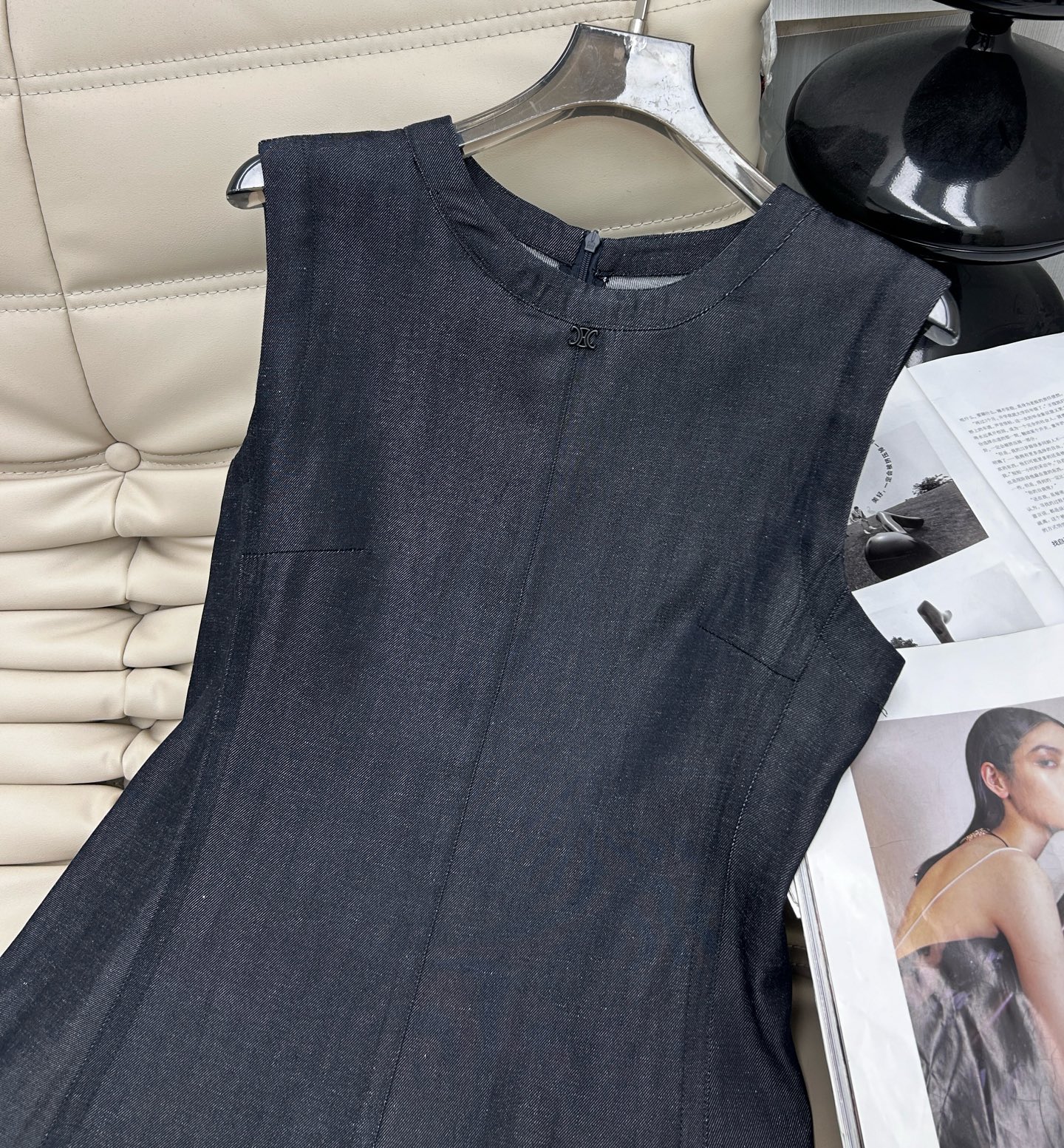 🔥🔥🔥 新品上架 圆领无袖连衣裙👗，定制面料，织造成牛仔肌理 复古时髦 垂顺透气 圆领无袖背心裙 立轮廓