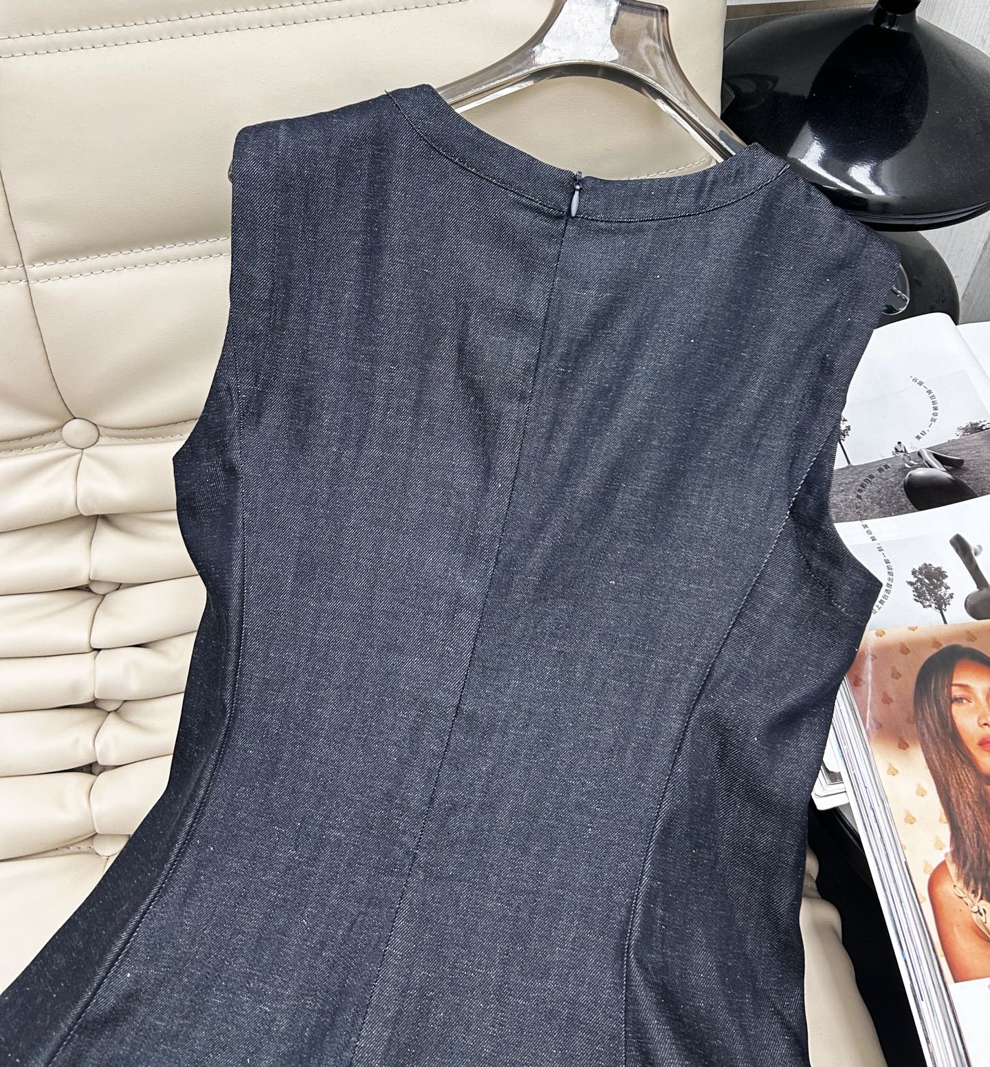🔥🔥🔥 新品上架 圆领无袖连衣裙👗，定制面料，织造成牛仔肌理 复古时髦 垂顺透气 圆领无袖背心裙 立轮廓